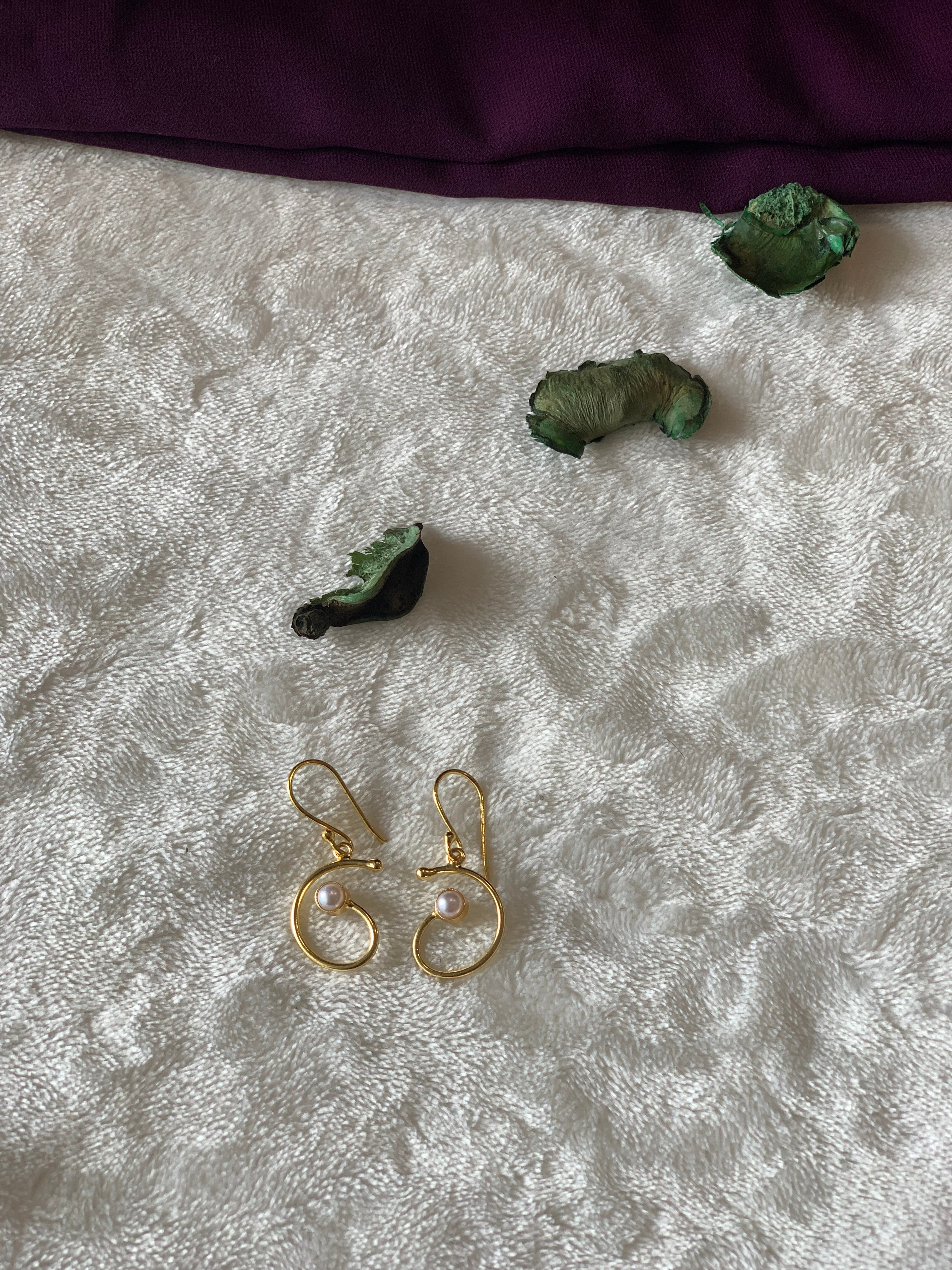 SAVERA - GOLDEN PEARL CURVE DANGLE EARRINGS
