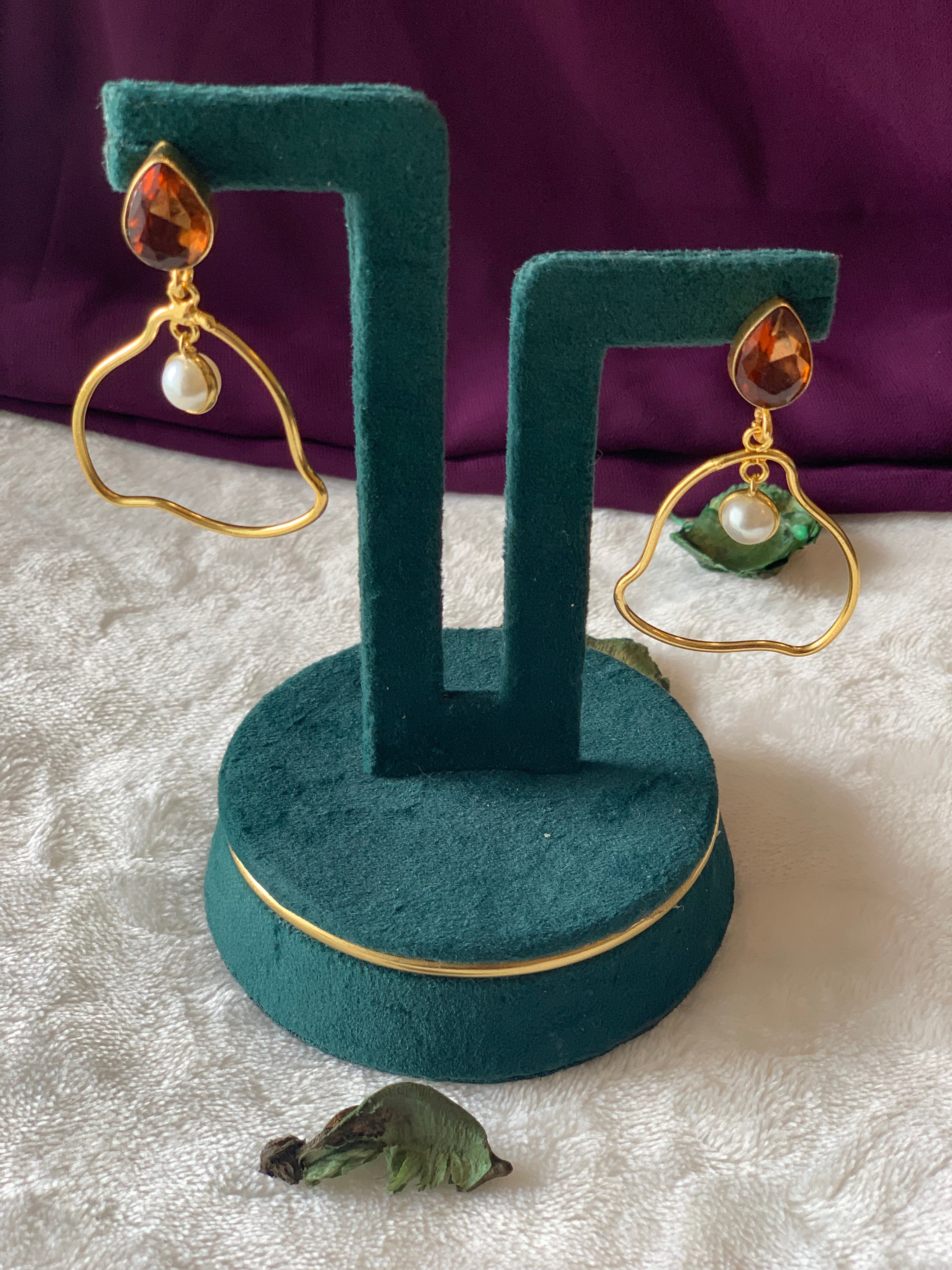 ANIKA - GOLDEN PEARLSTONE ASYMMETRICAL EARRINGS