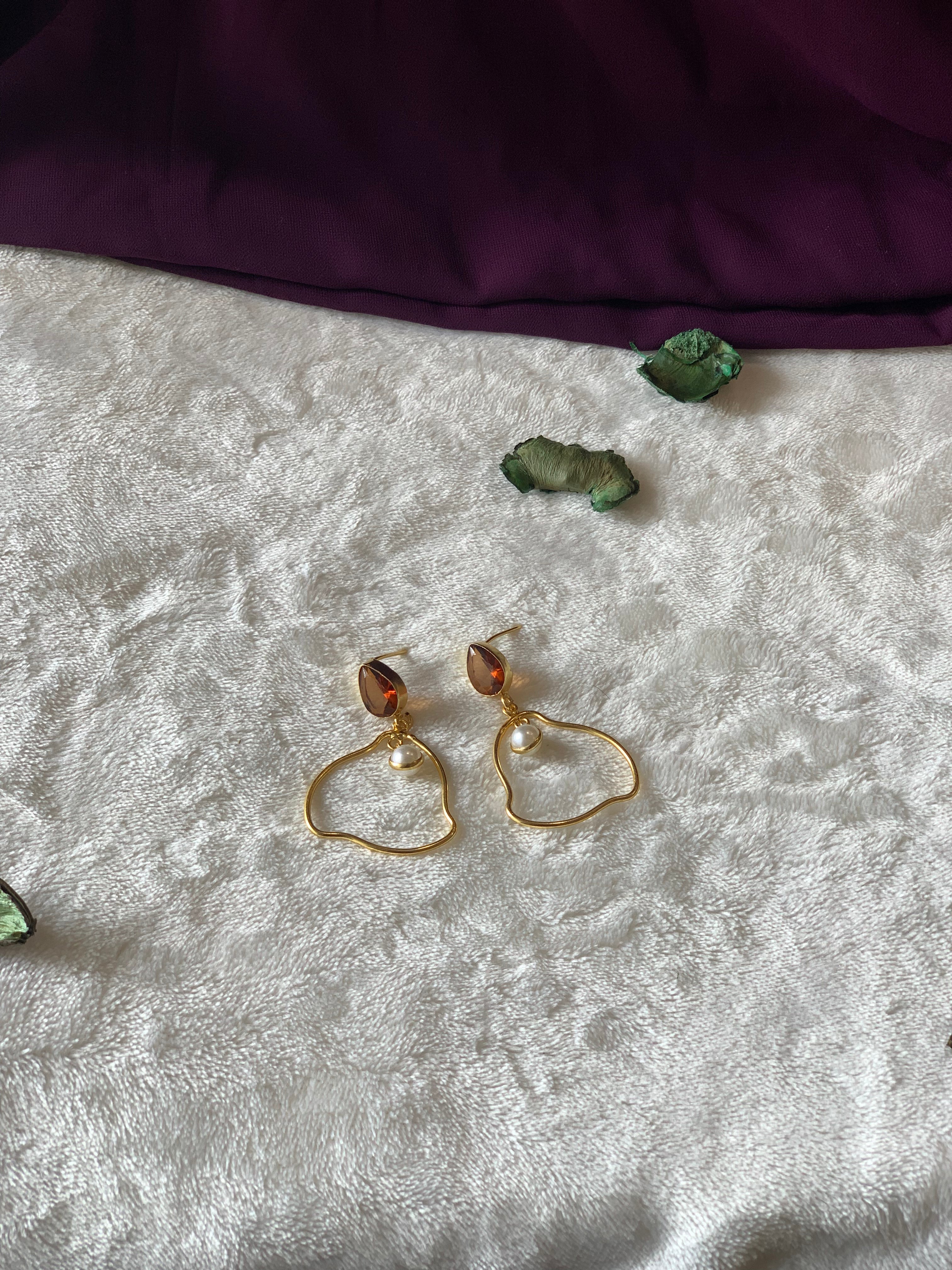 ANIKA - GOLDEN PEARLSTONE ASYMMETRICAL EARRINGS