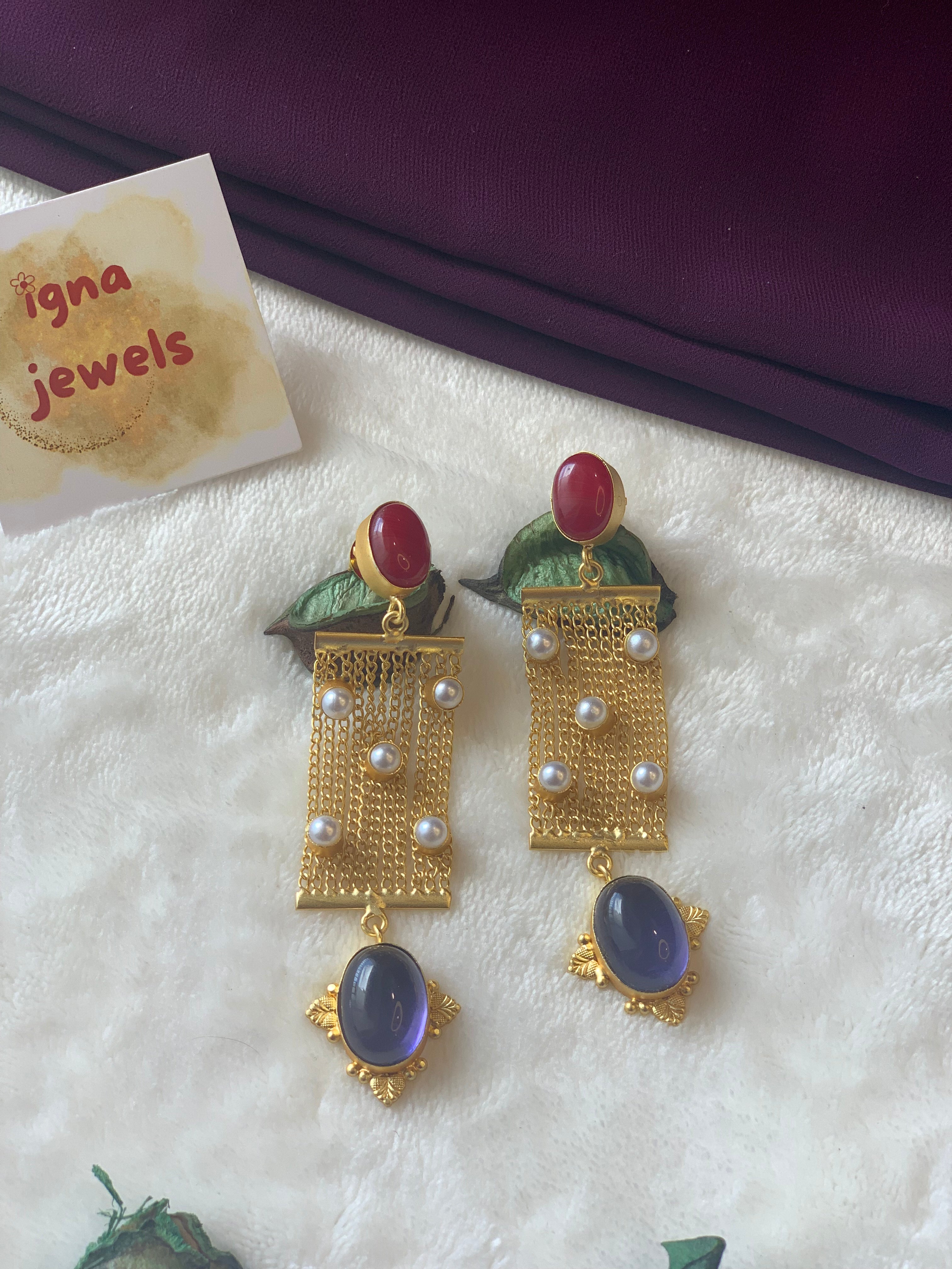 SHYLA - GOLDEN STRINGS WITH PEARLS AND STONES EARRINGS