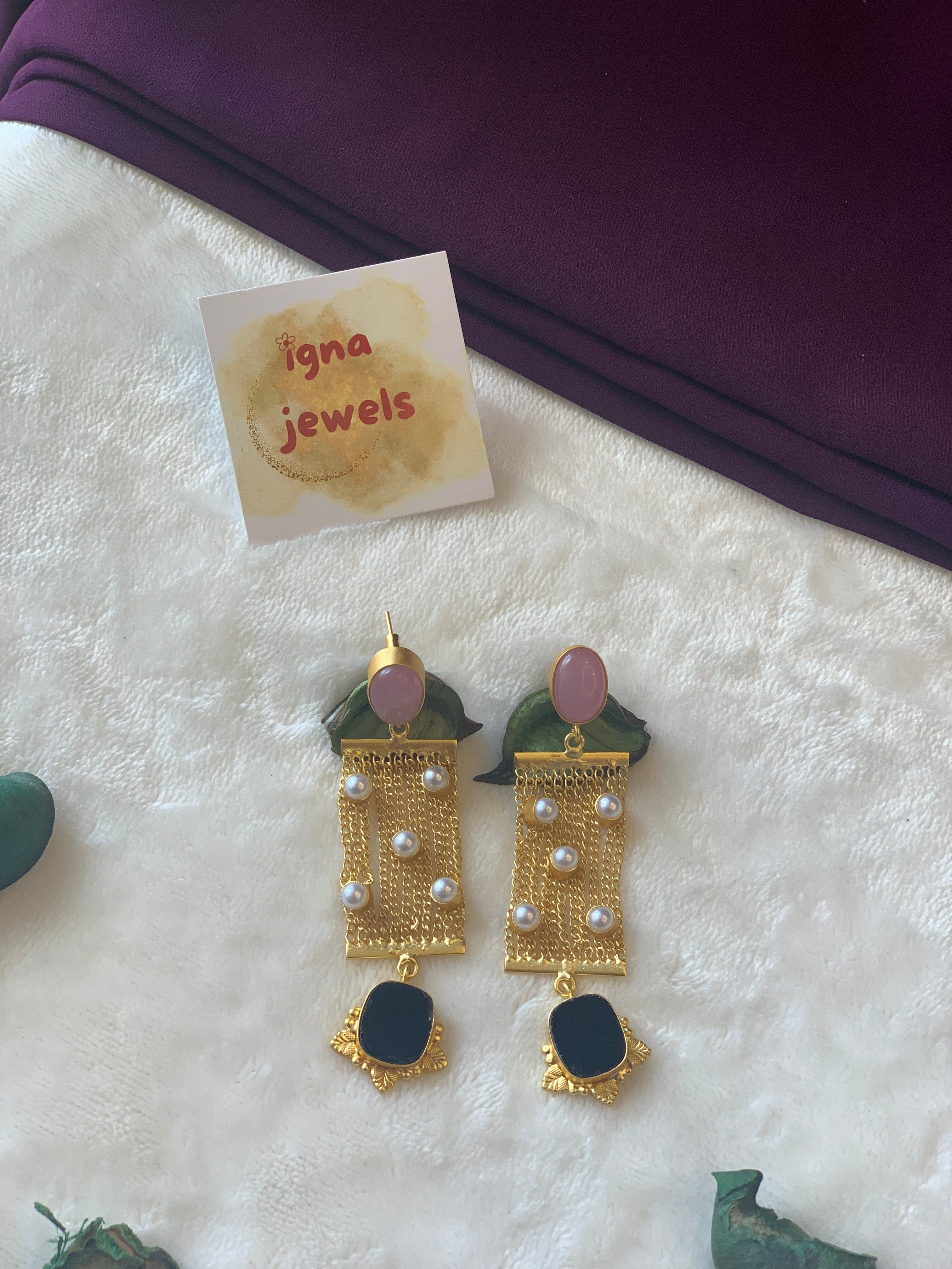 SHYLA - GOLDEN STRINGS WITH PEARLS AND STONES EARRINGS