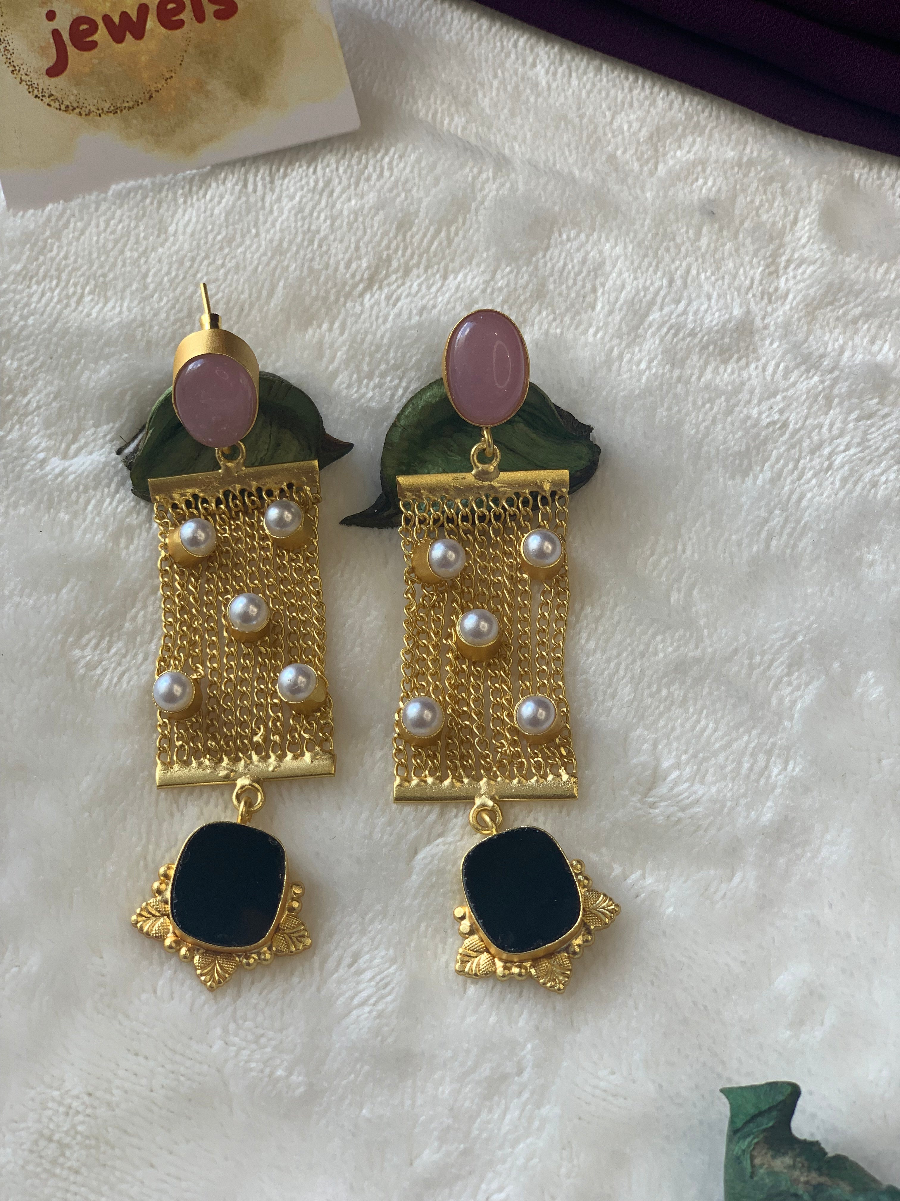 SHYLA - GOLDEN STRINGS WITH PEARLS AND STONES EARRINGS