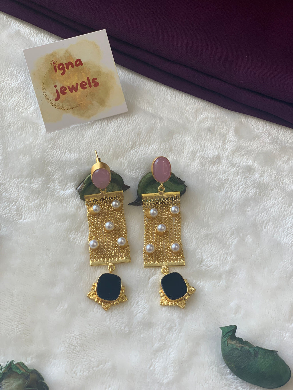 SHYLA - GOLDEN STRINGS WITH PEARLS AND STONES EARRINGS