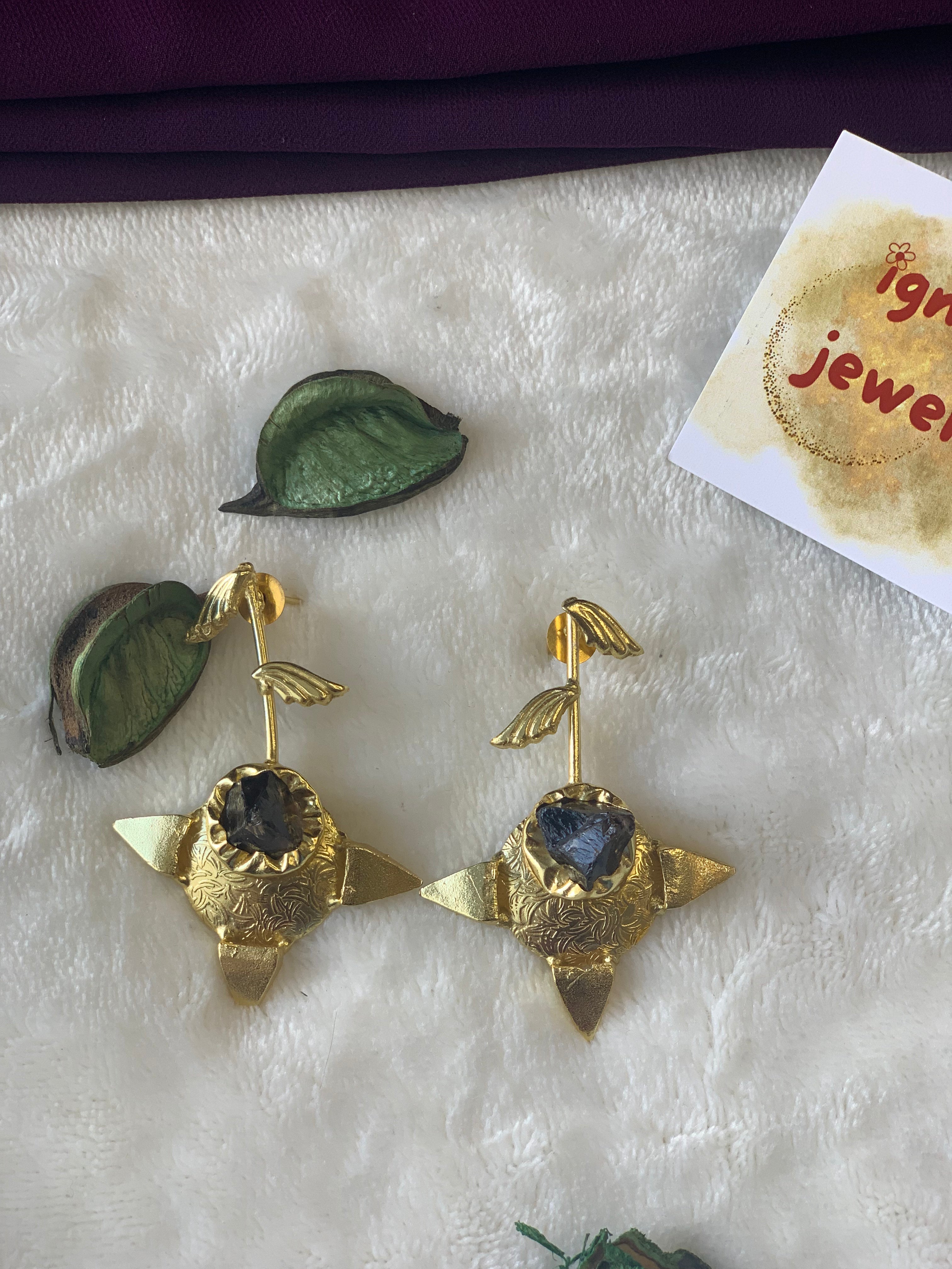 FELINA - GOLDEN TEXTURED RAW STONE PROJECTED STUD EARRINGS