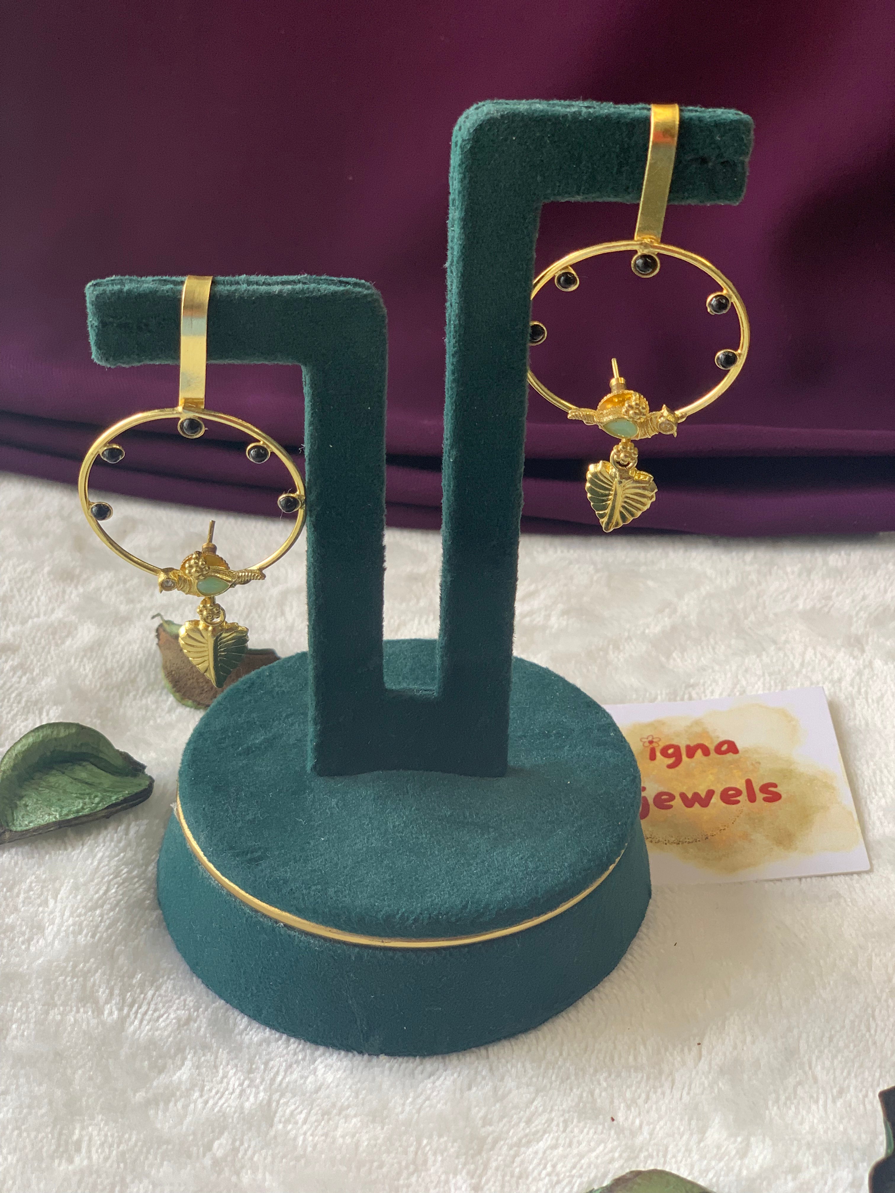 ZOOEY - GOLDEN BIRD AND STONES ROUND PIERCED EARCUFFS