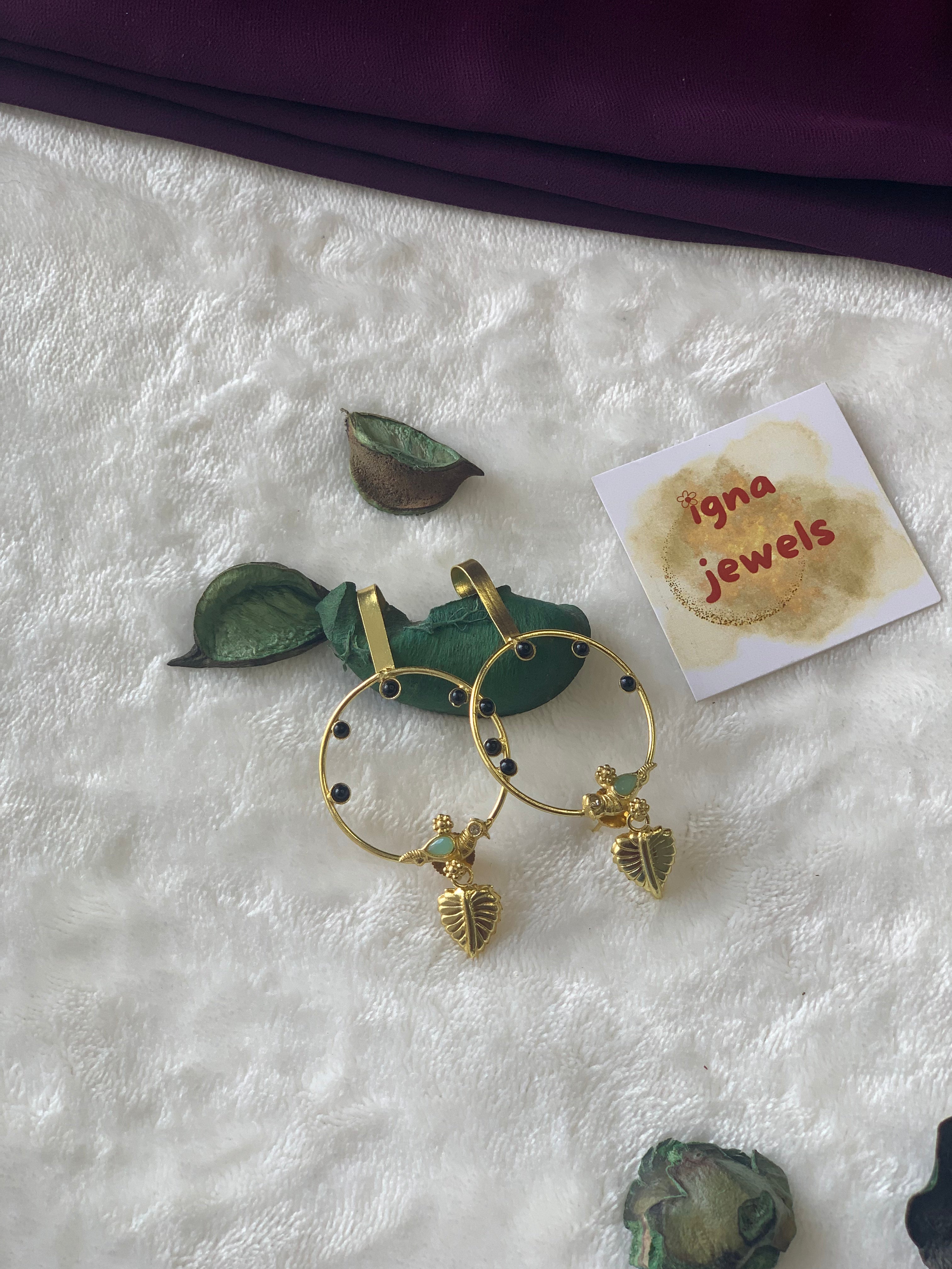ZOOEY - GOLDEN BIRD AND STONES ROUND PIERCED EARCUFFS