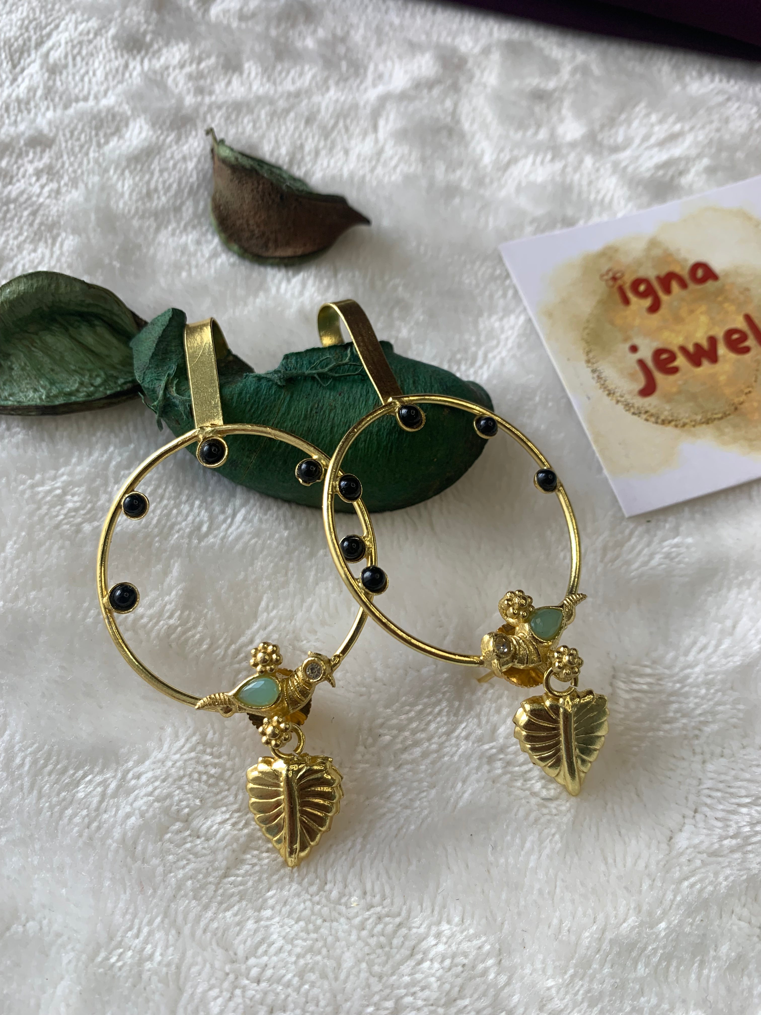 ZOOEY - GOLDEN BIRD AND STONES ROUND PIERCED EARCUFFS