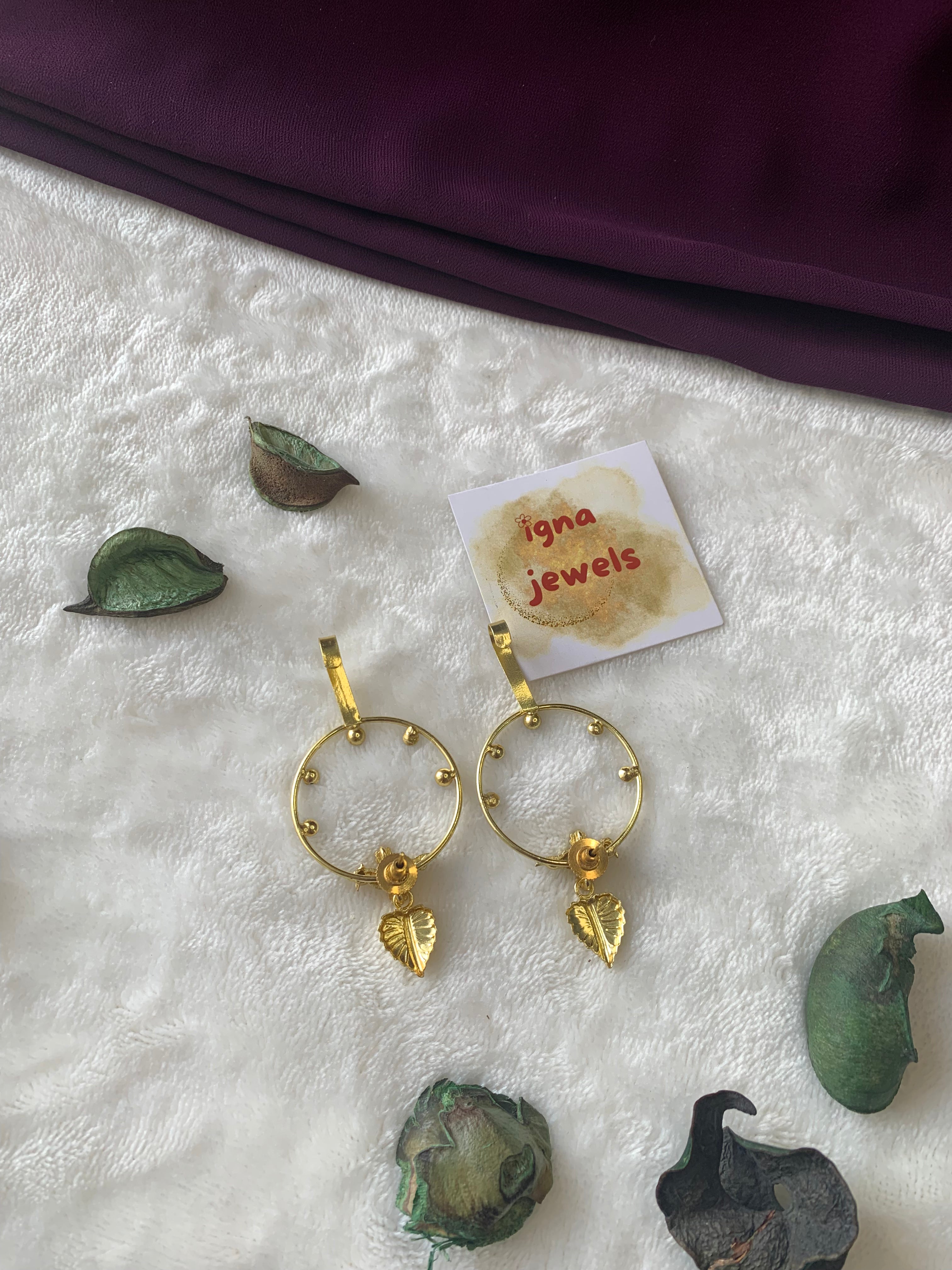 ZOOEY - GOLDEN BIRD AND STONES ROUND PIERCED EARCUFFS