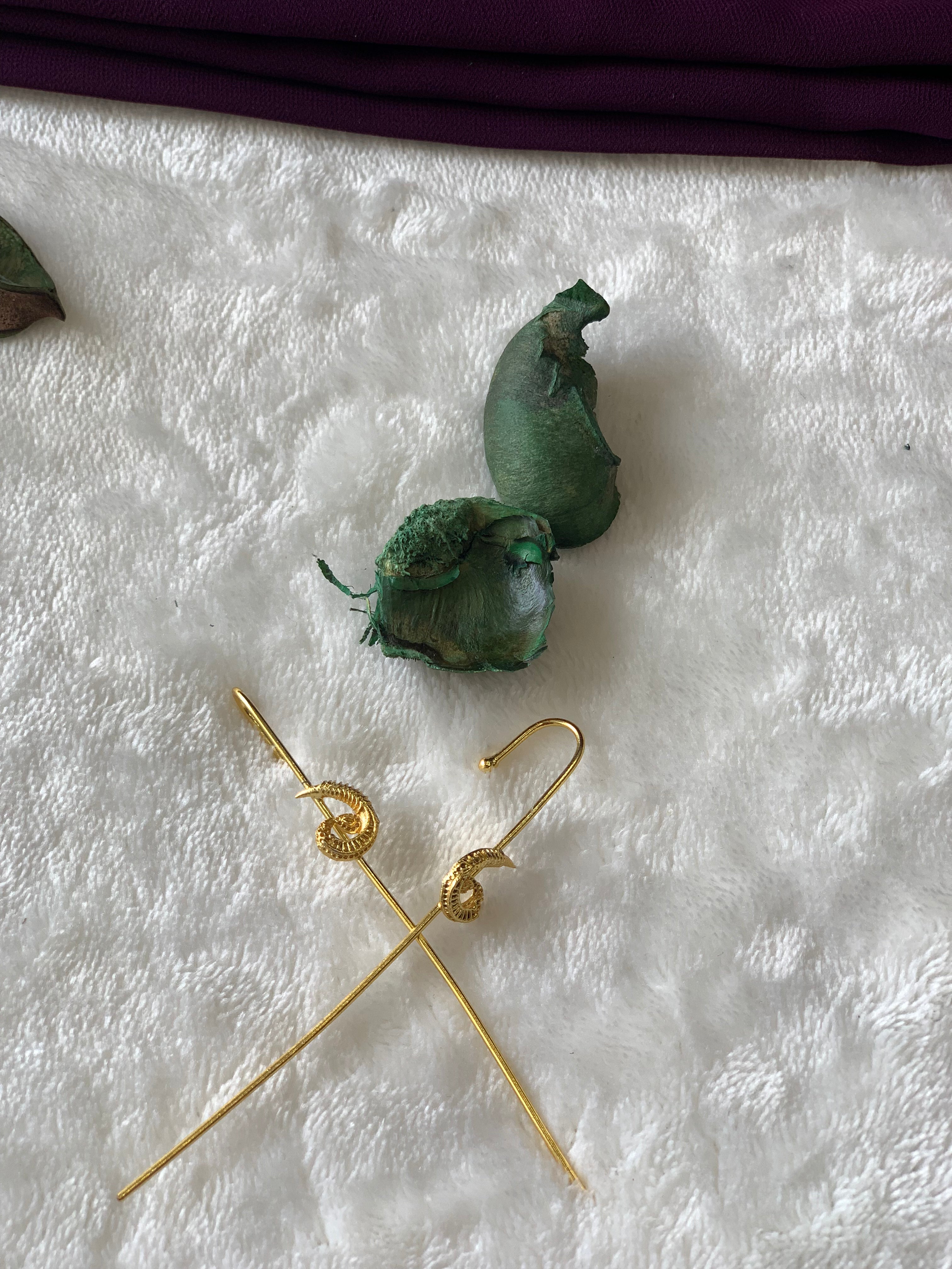 SANDRA- GOLDEN INVERSE NINE EARCUFFS