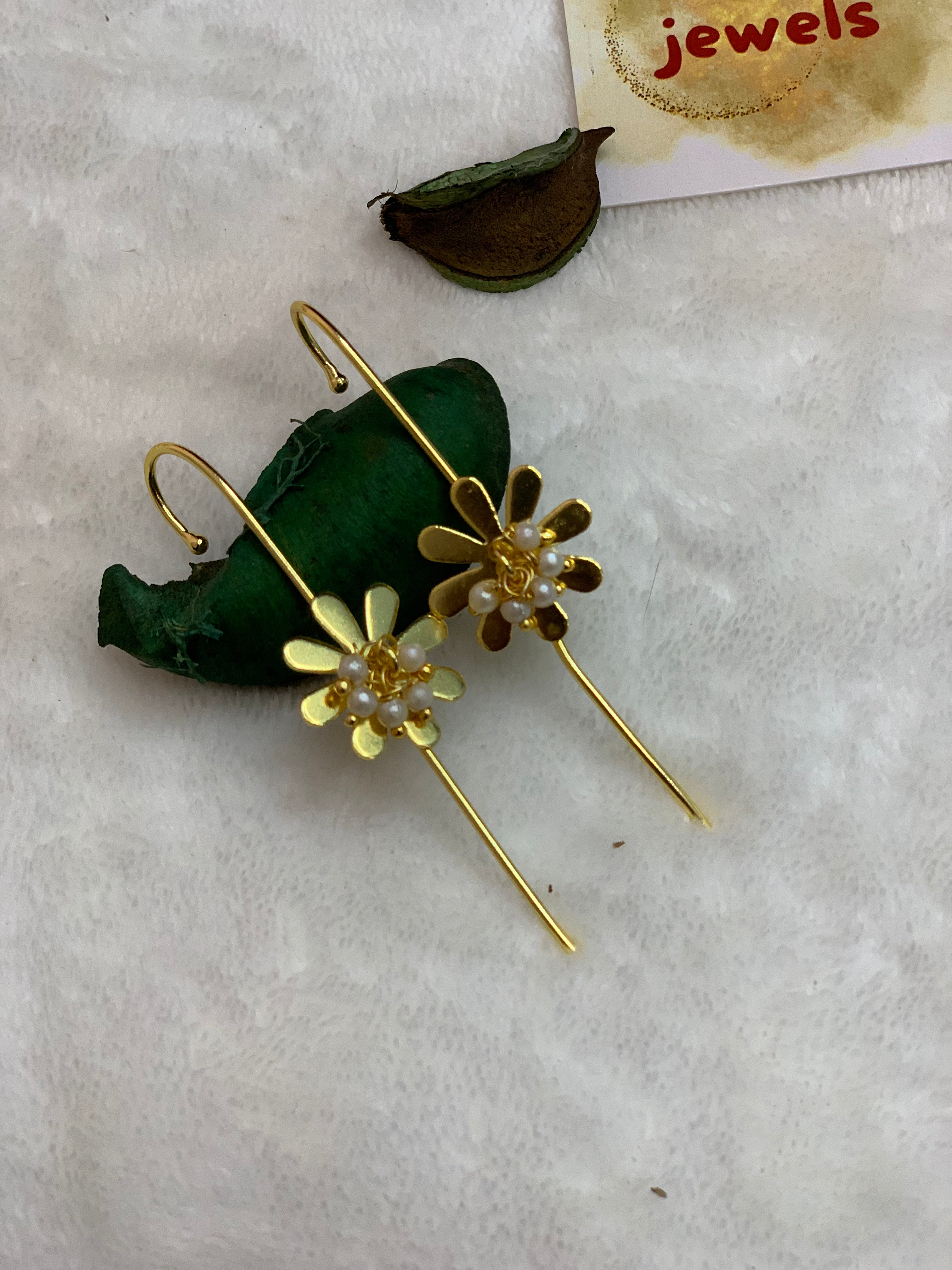 CARLA - GOLDEN PEARL EYE FLOWER EARCUFFS