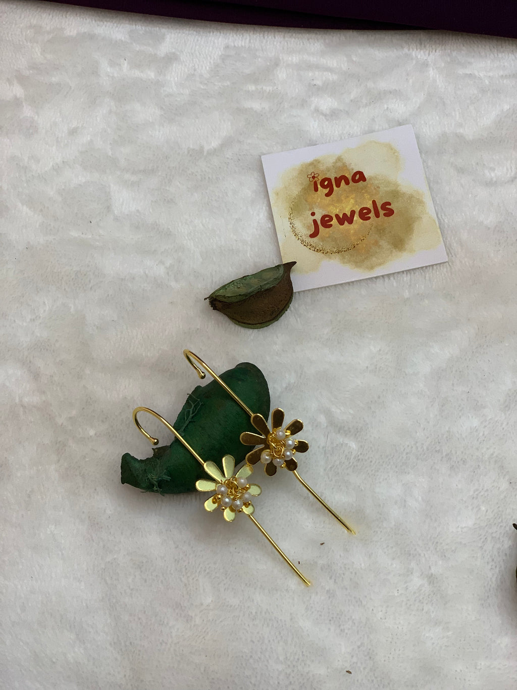 CARLA - GOLDEN PEARL EYE FLOWER EARCUFFS