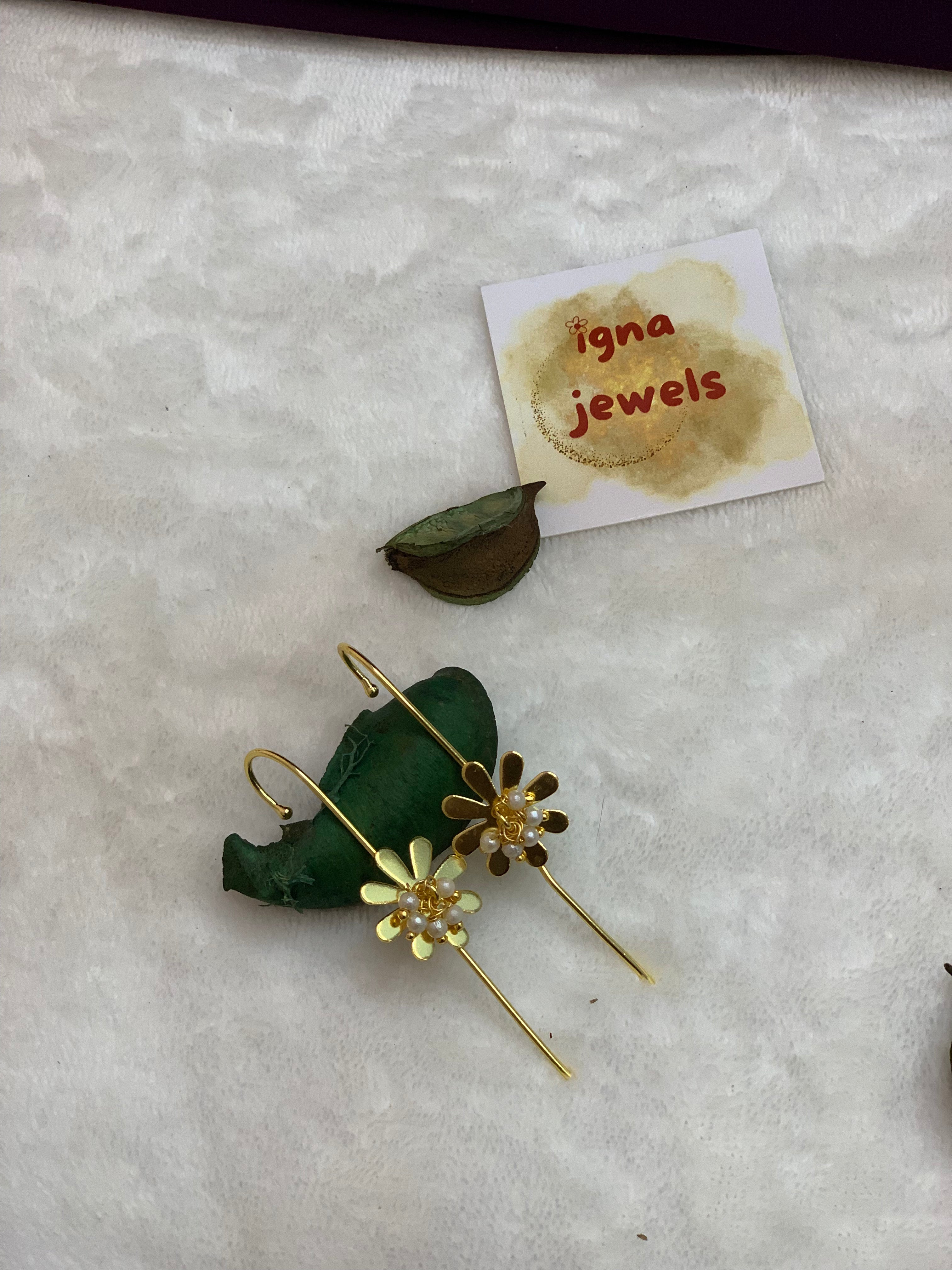 CARLA - GOLDEN PEARL EYE FLOWER EARCUFFS