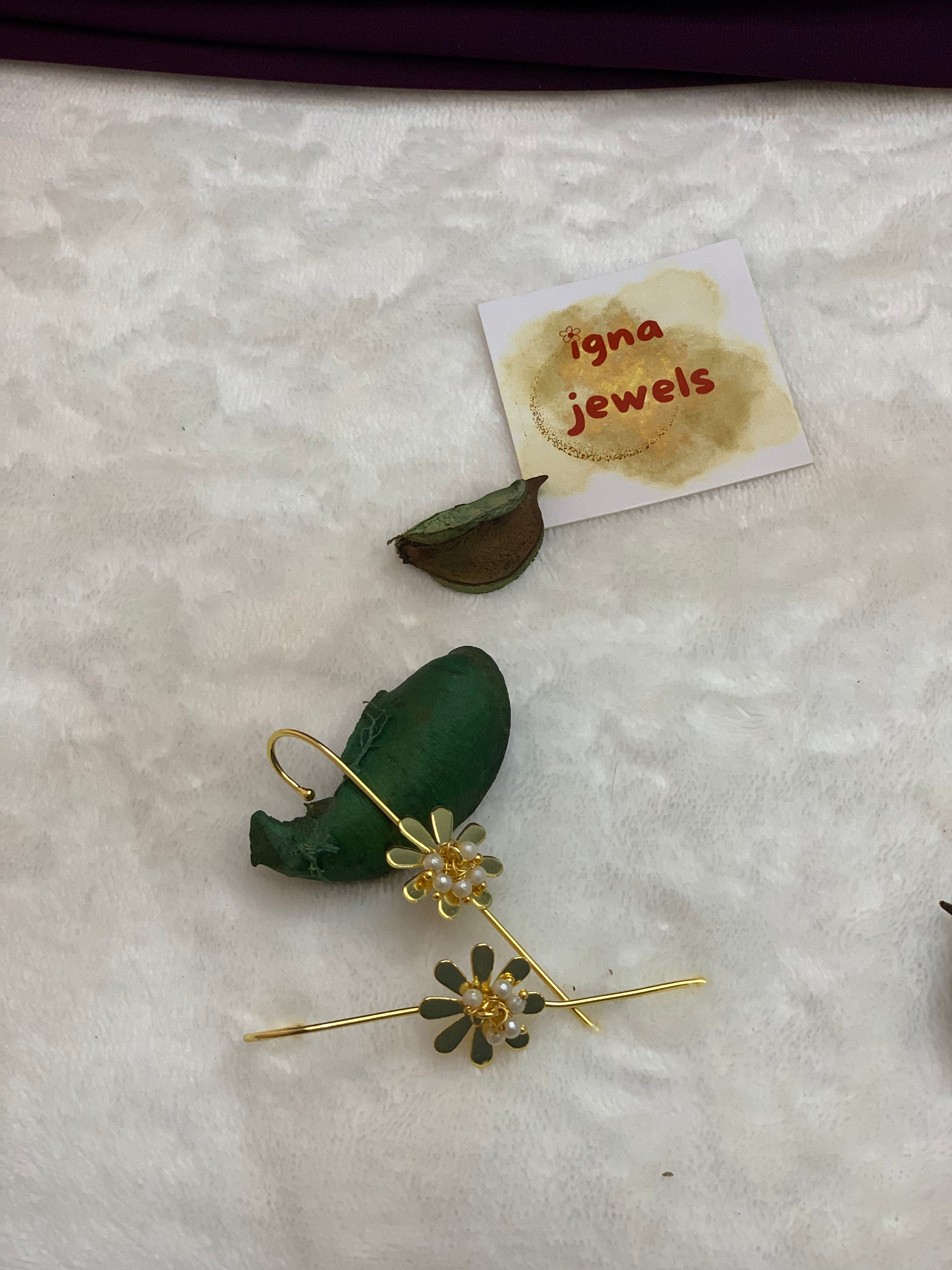 CARLA - GOLDEN PEARL EYE FLOWER EARCUFFS