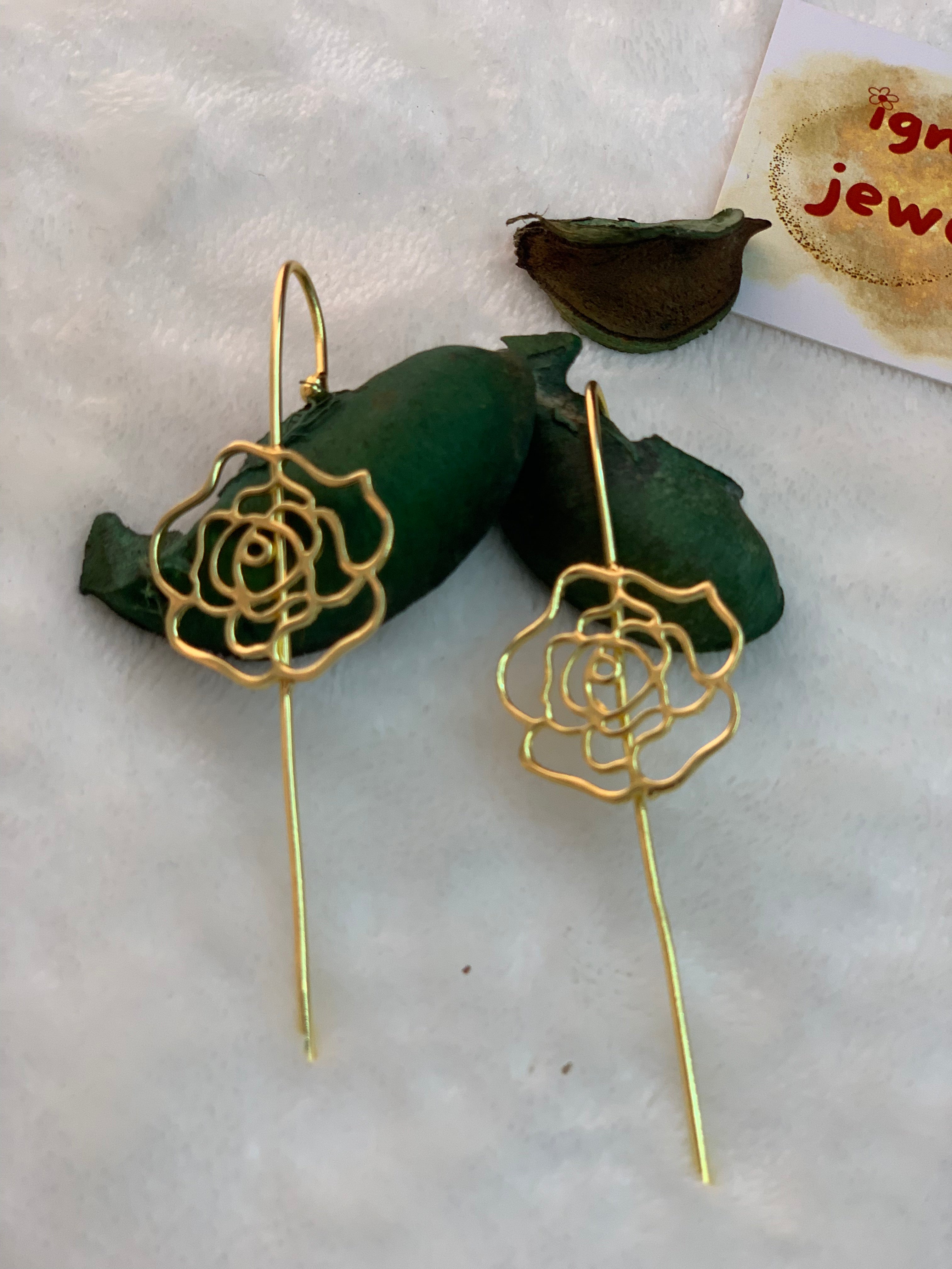 SOPHIA - GOLDEN LARGE ROSEFLOWER EARCUFFS
