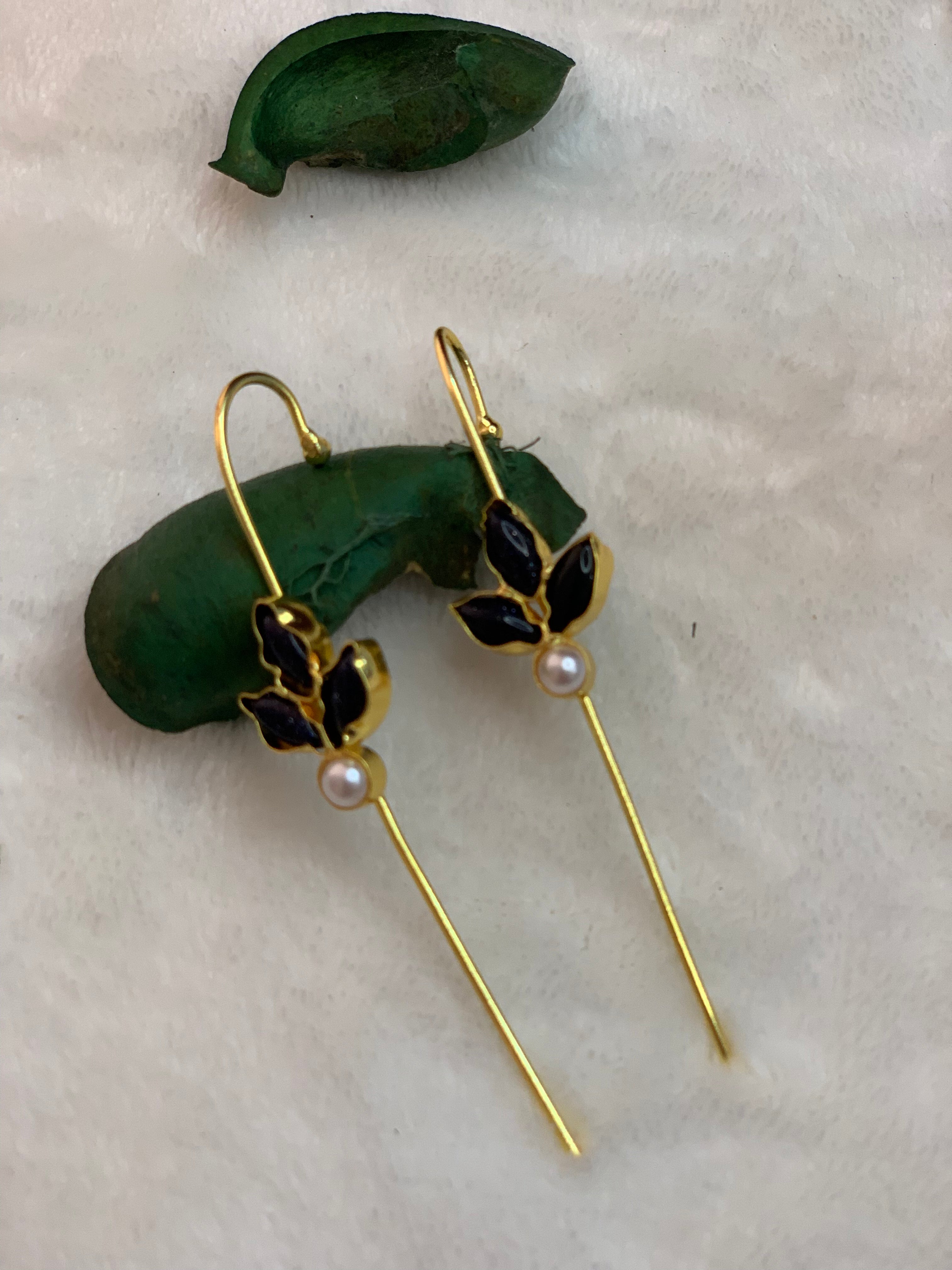 SIENNA - GLITTERY STONE AND PEARLS EARCUFFS