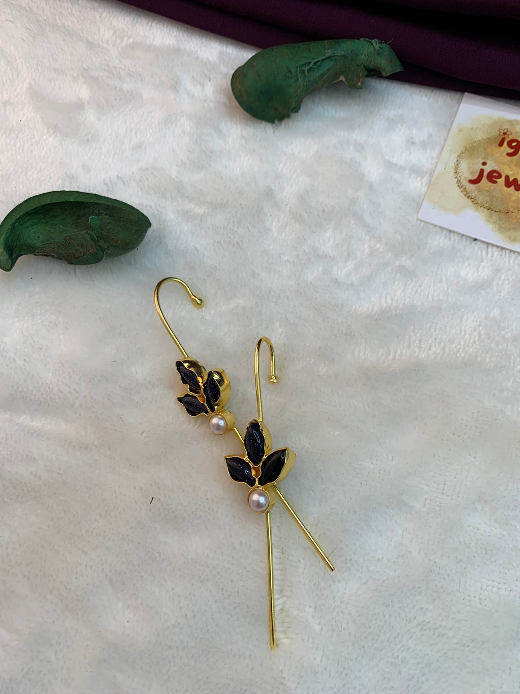 SIENNA - GLITTERY STONE AND PEARLS EARCUFFS
