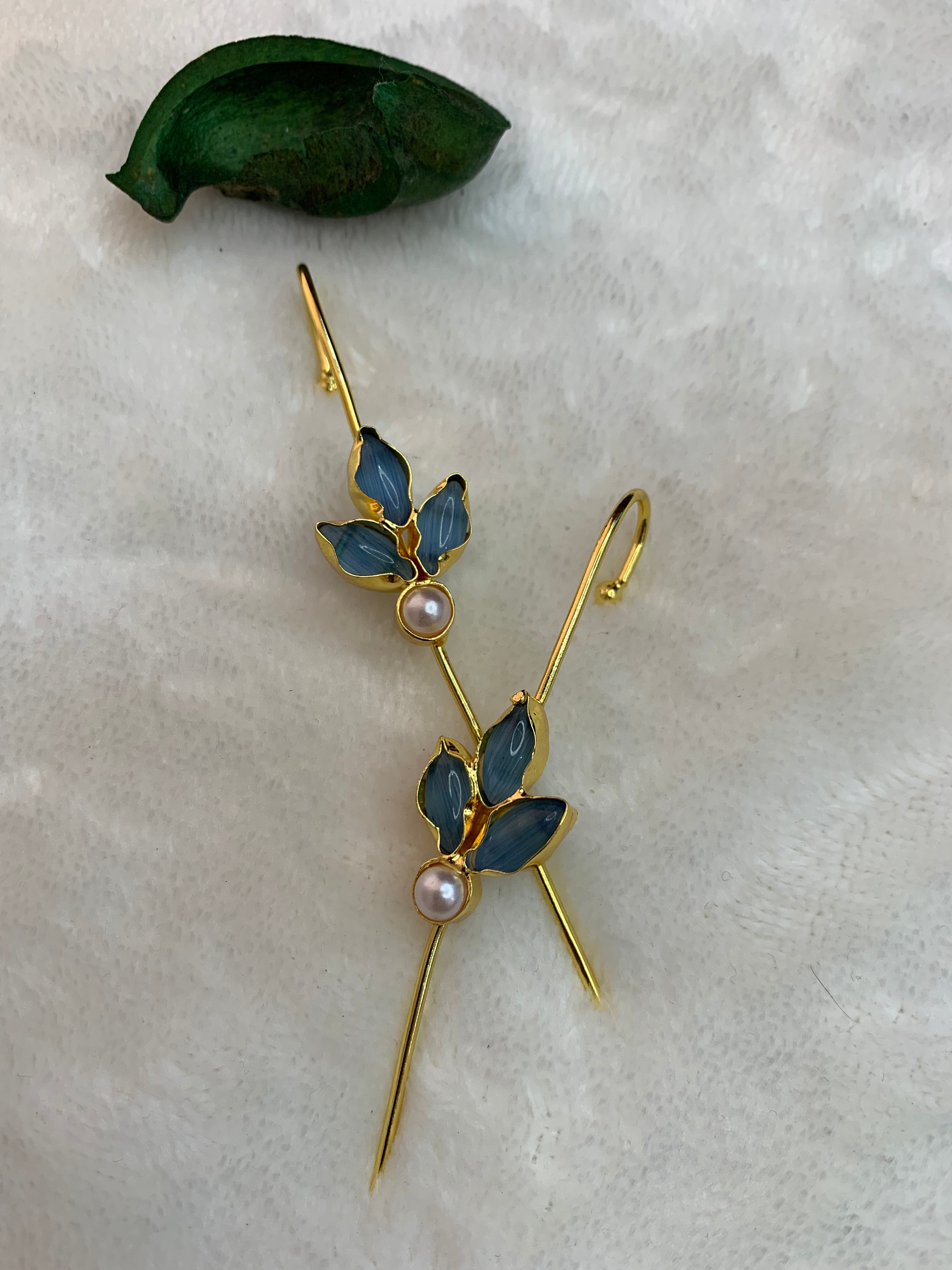 SIENNA - GLITTERY STONE AND PEARLS EARCUFFS