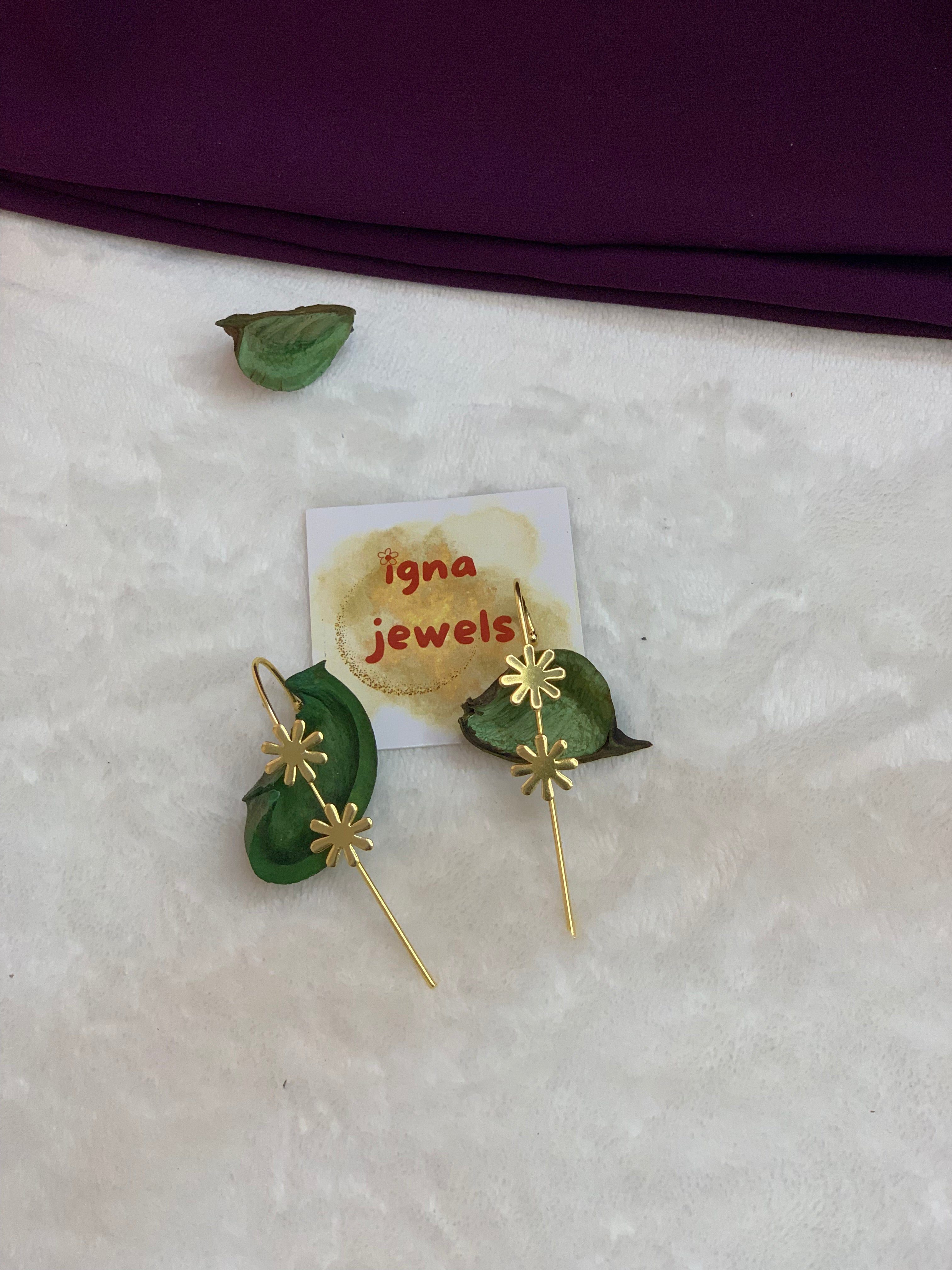 MONICA  -  GOLDEN DUAL SMALL FLOWER EARCUFFS