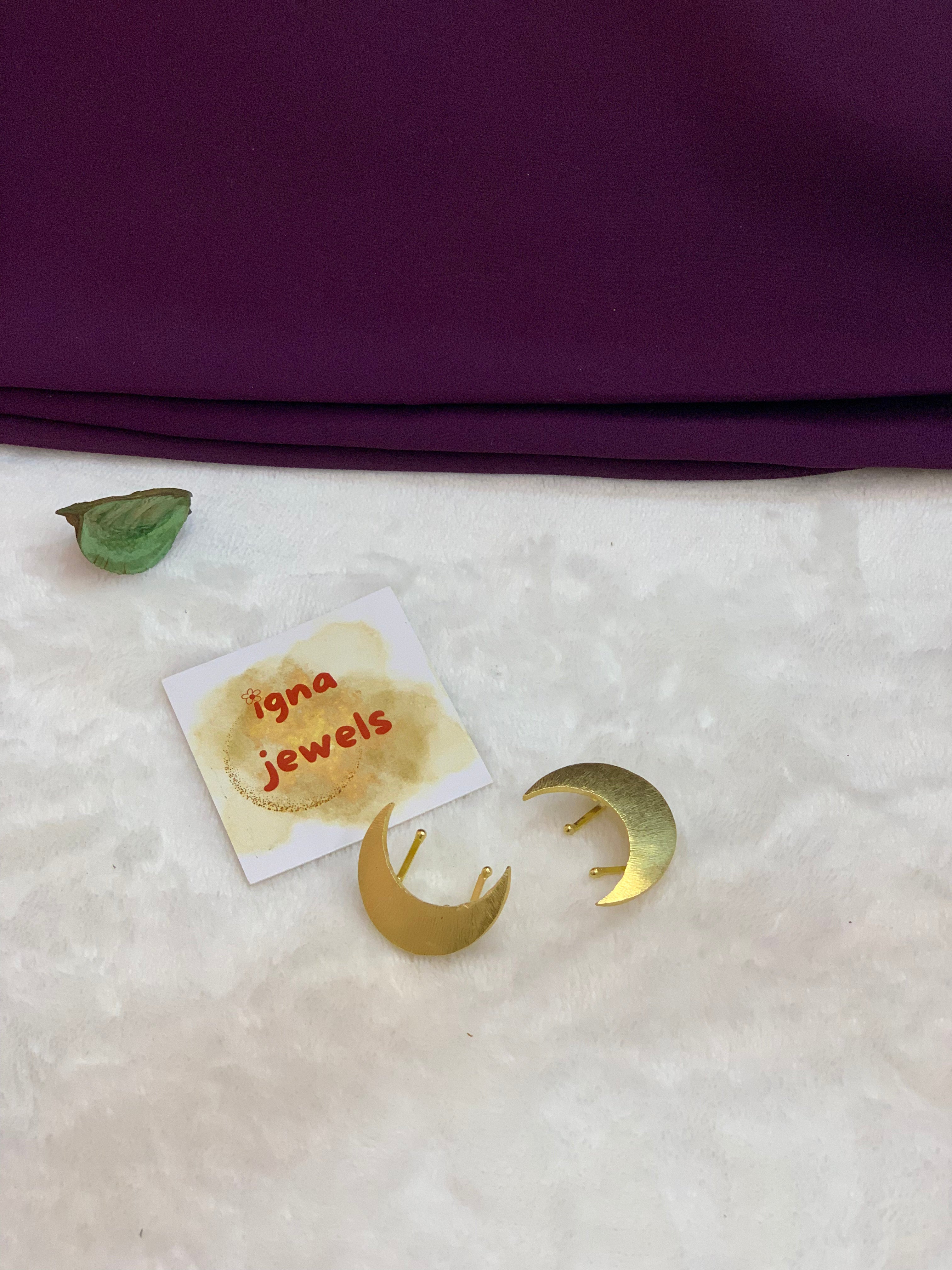 SAORISE - GOLDEN HALF MOON PRESS ON EAR CUFF