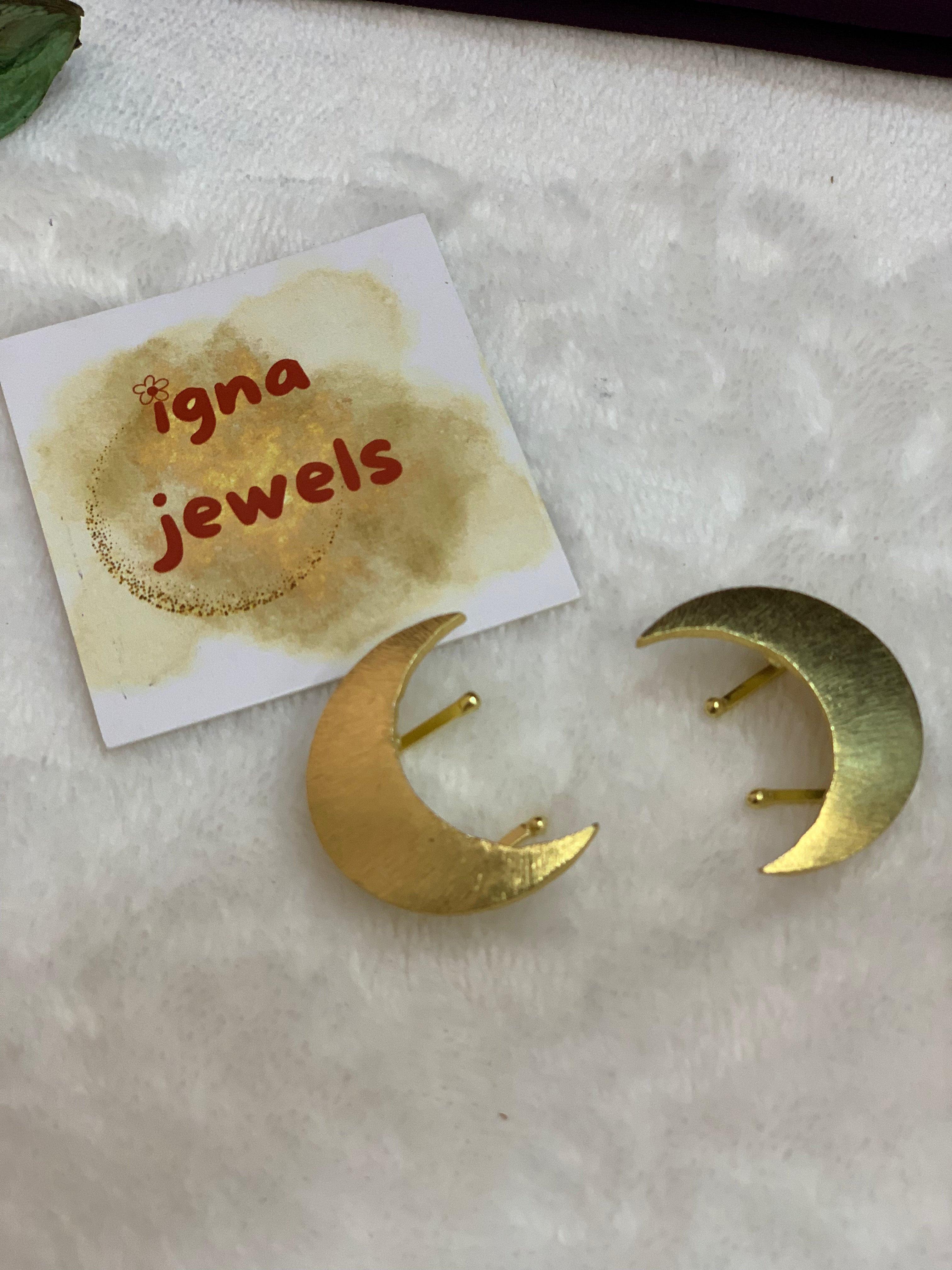 SAORISE - GOLDEN HALF MOON PRESS ON EAR CUFF