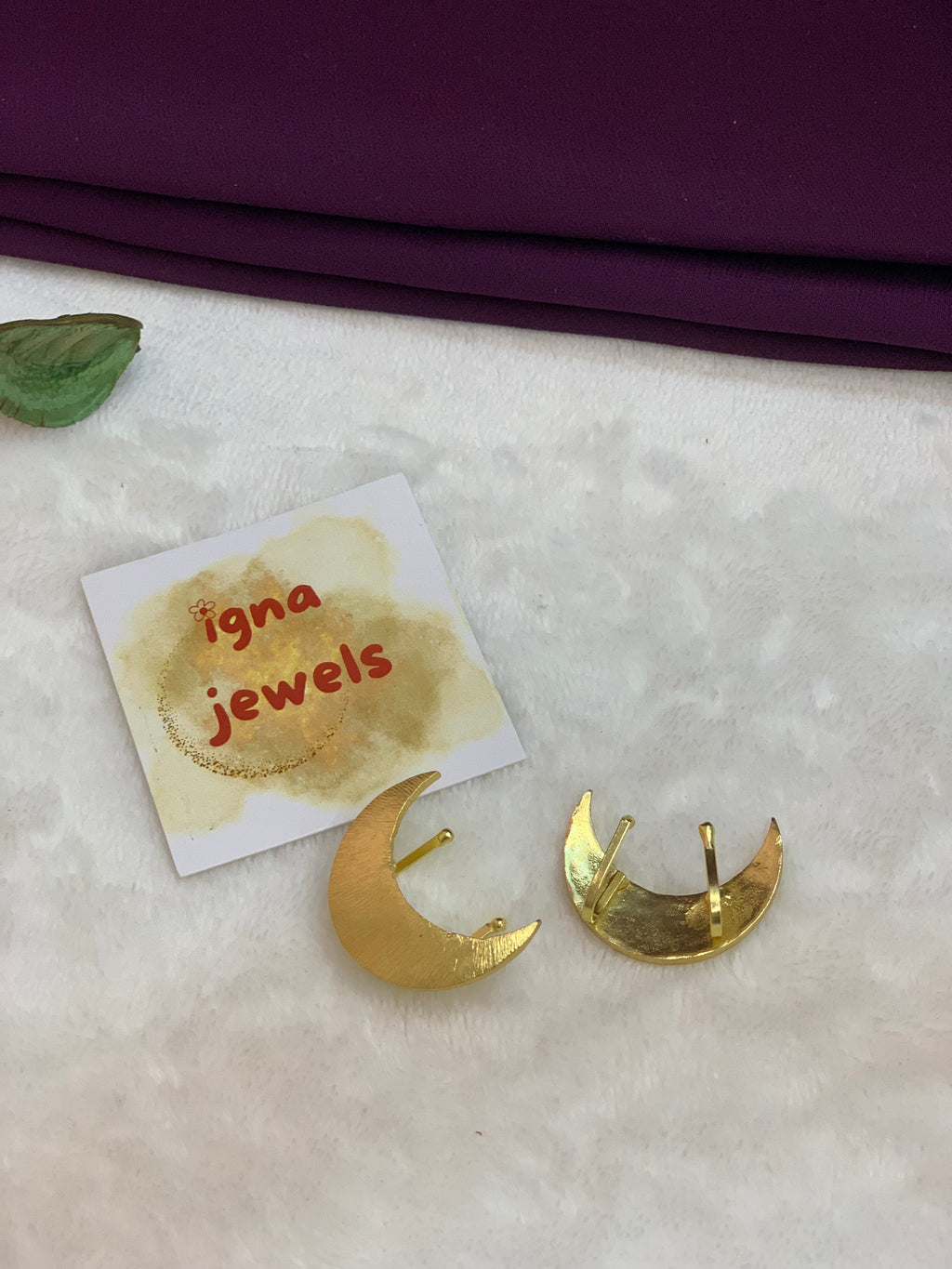 SAORISE - GOLDEN HALF MOON PRESS ON EAR CUFF