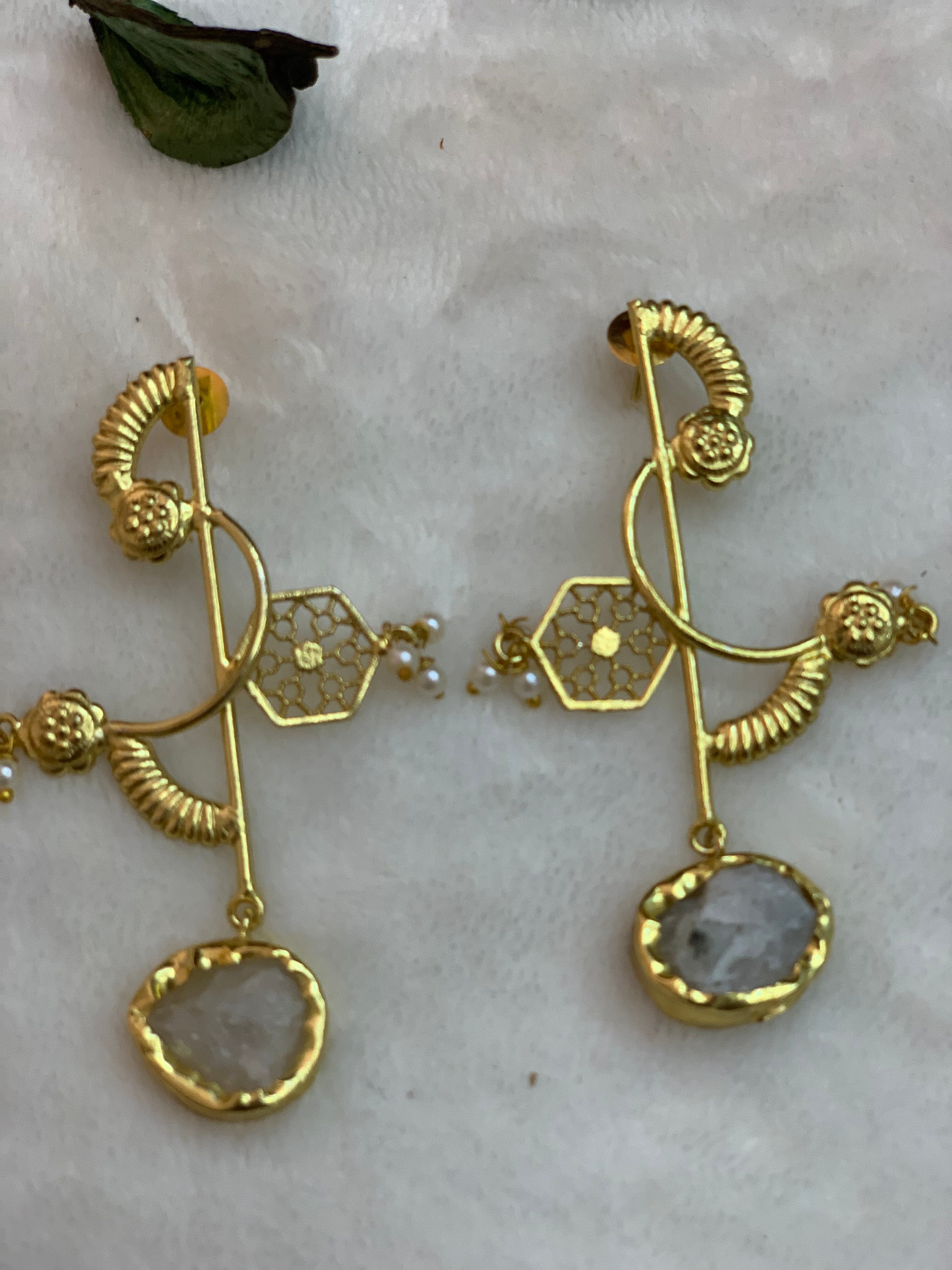 RANI - GOLDEN CLUSTER PEARLS AND RAW STONE EARRINGS