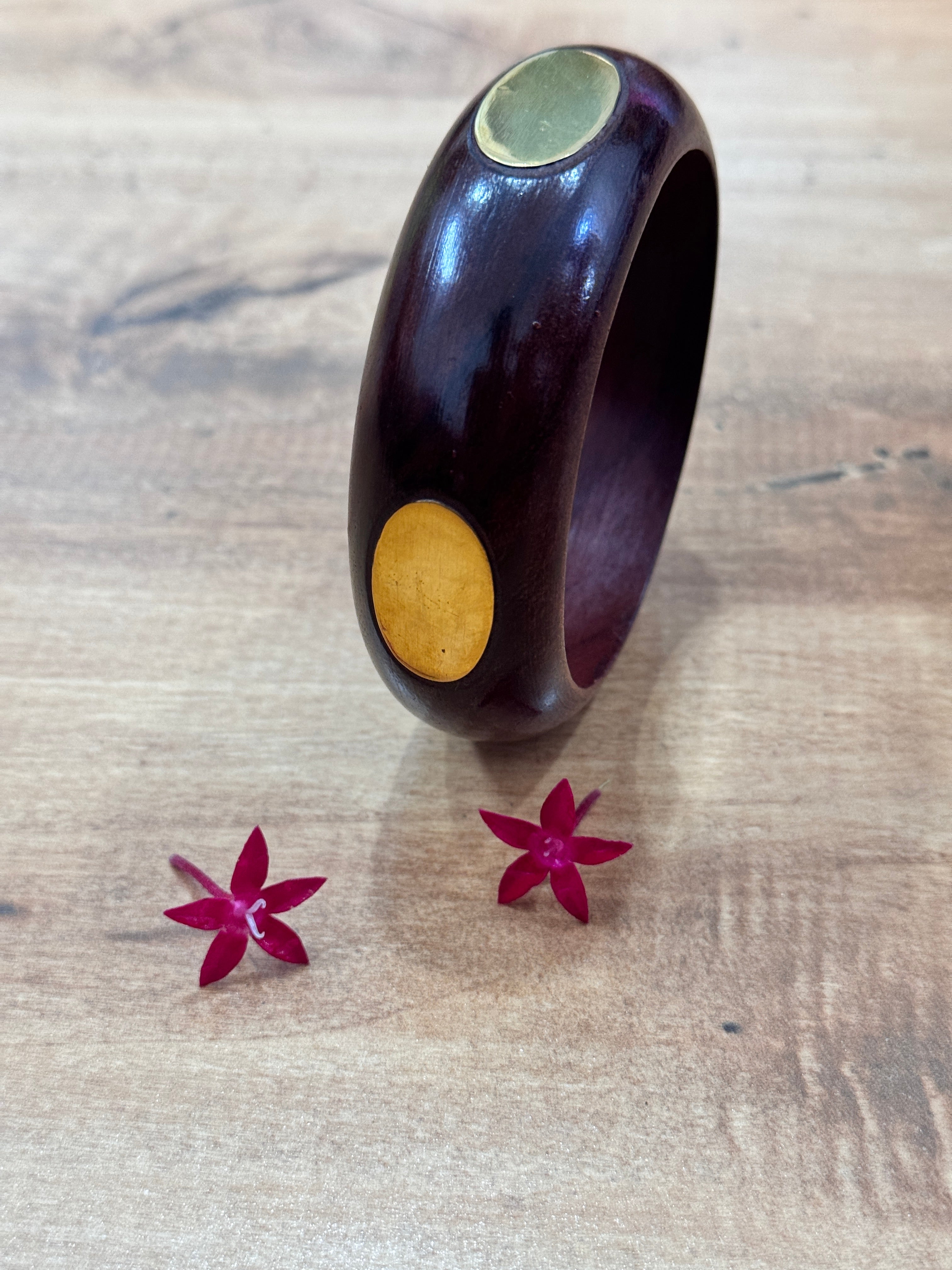 TIJI - WOODEN BANGLE WITH GOLDEN OVAL PATCHES