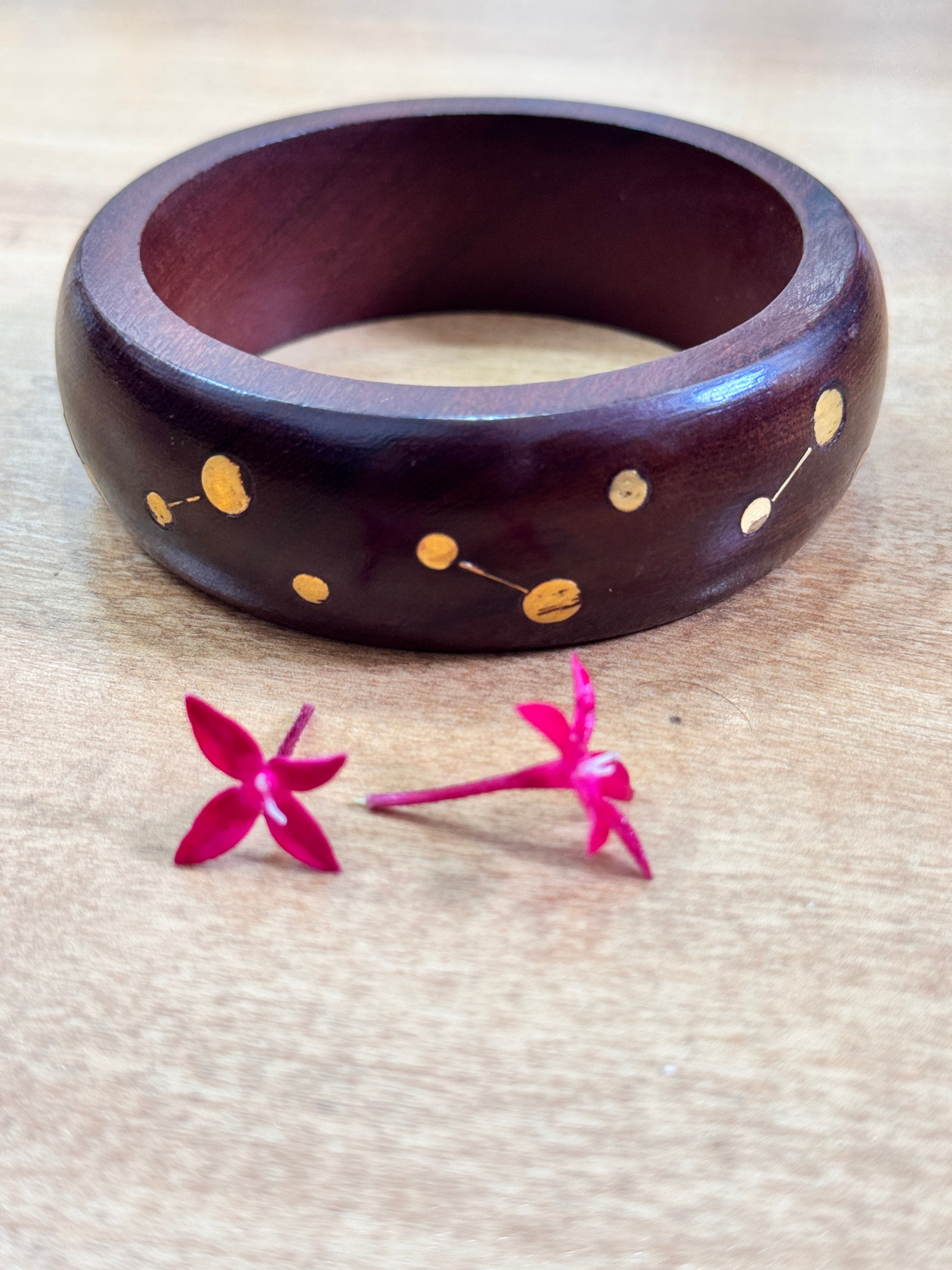 ALISON- WOODEN BANGLE WITH GOLDEN LINE SEGMENTS