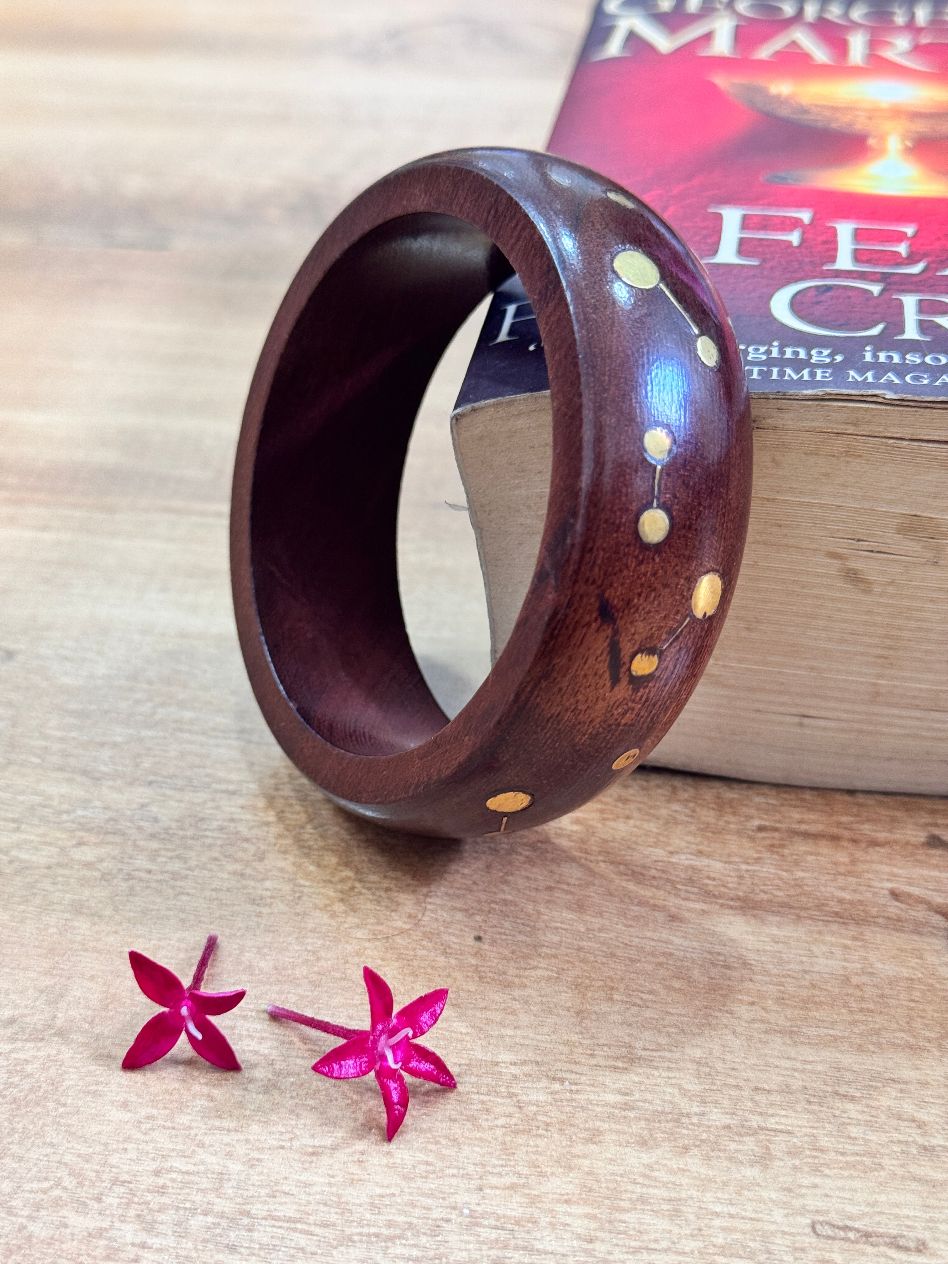 ALISON- WOODEN BANGLE WITH GOLDEN LINE SEGMENTS