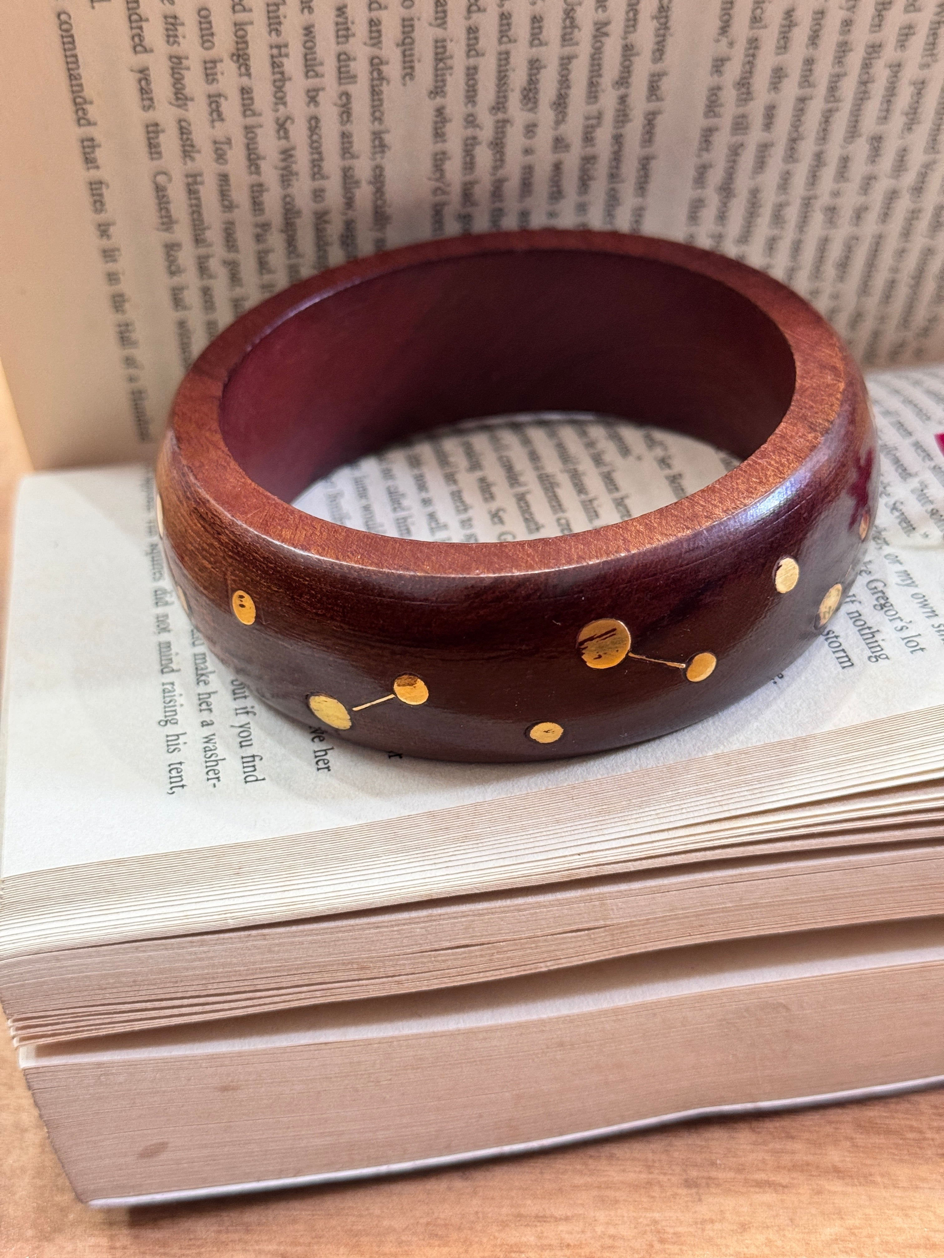 ALISON- WOODEN BANGLE WITH GOLDEN LINE SEGMENTS