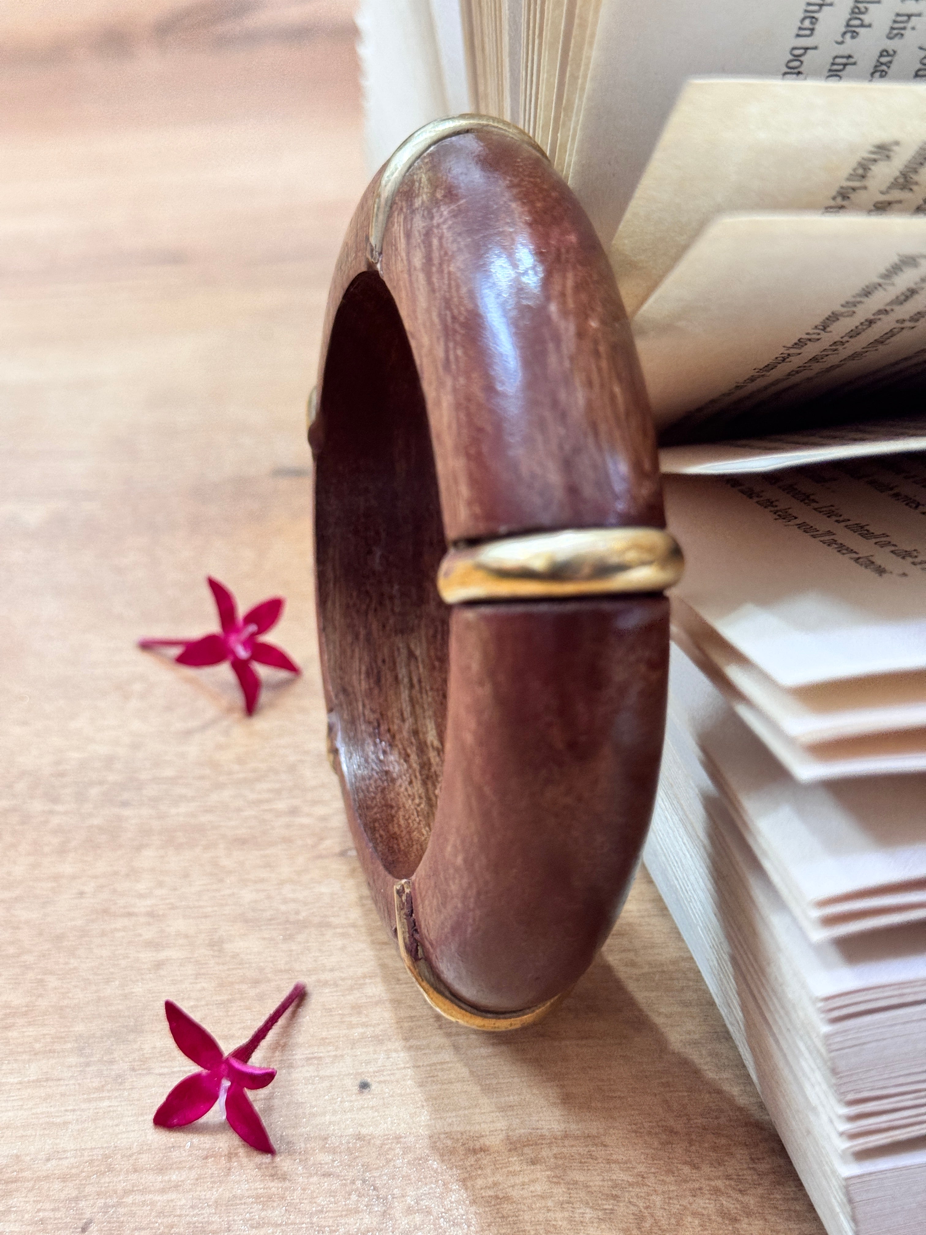 SHIMI - WOODEN BANGLE WITH GOLDEN SEMI RINGS