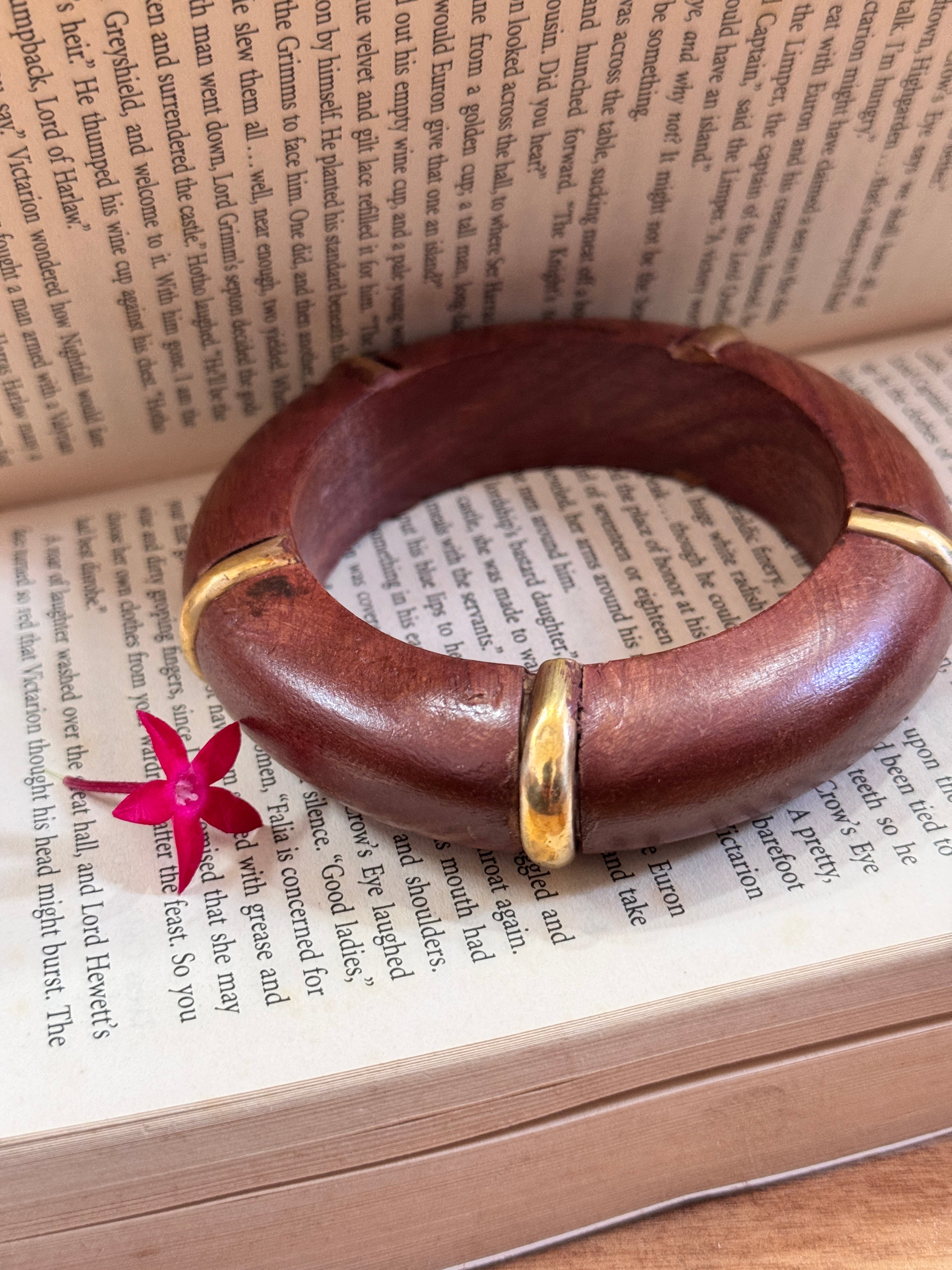 SHIMI - WOODEN BANGLE WITH GOLDEN SEMI RINGS