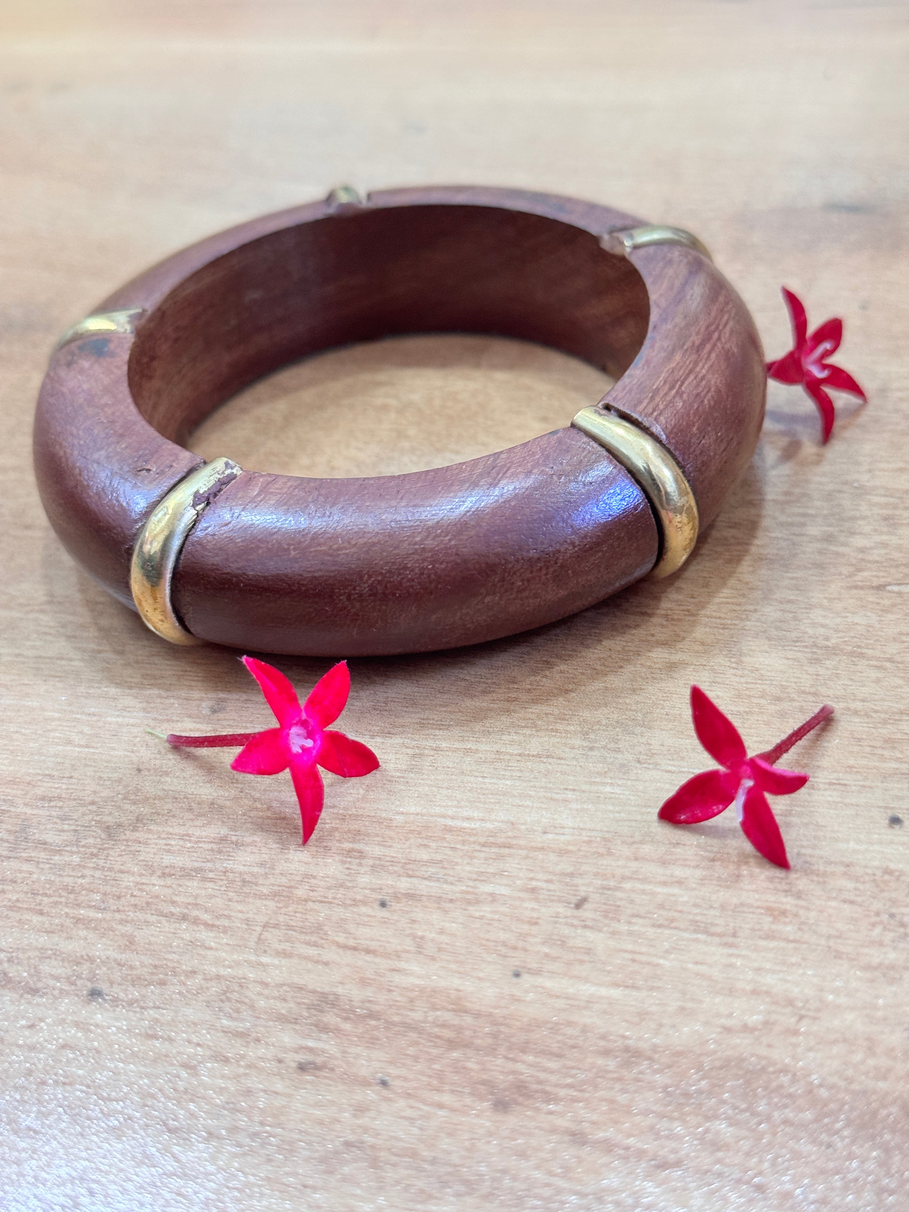 SHIMI - WOODEN BANGLE WITH GOLDEN SEMI RINGS