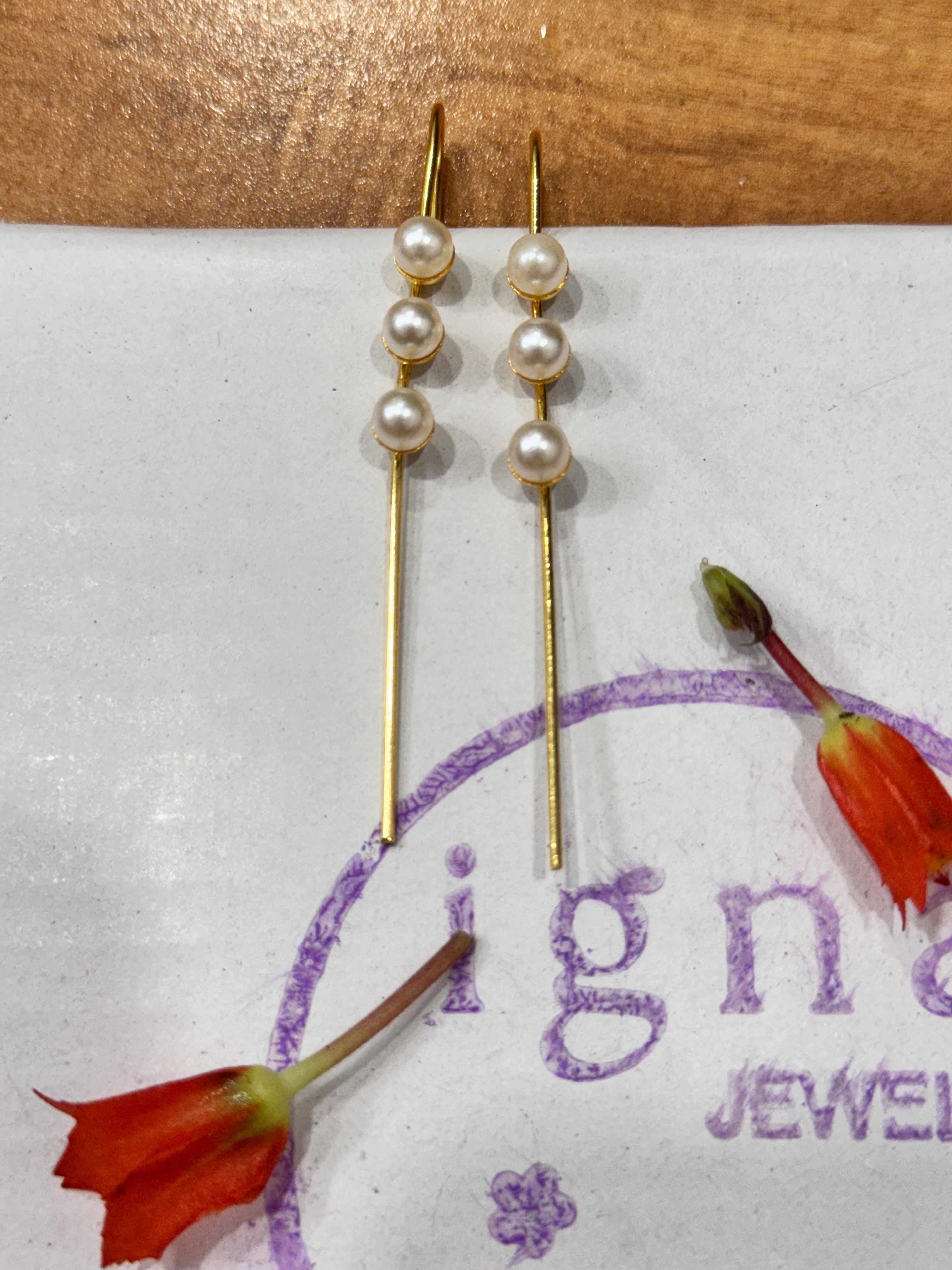 MEG - GOLDEN TRI PEARLS EAR CUFFS