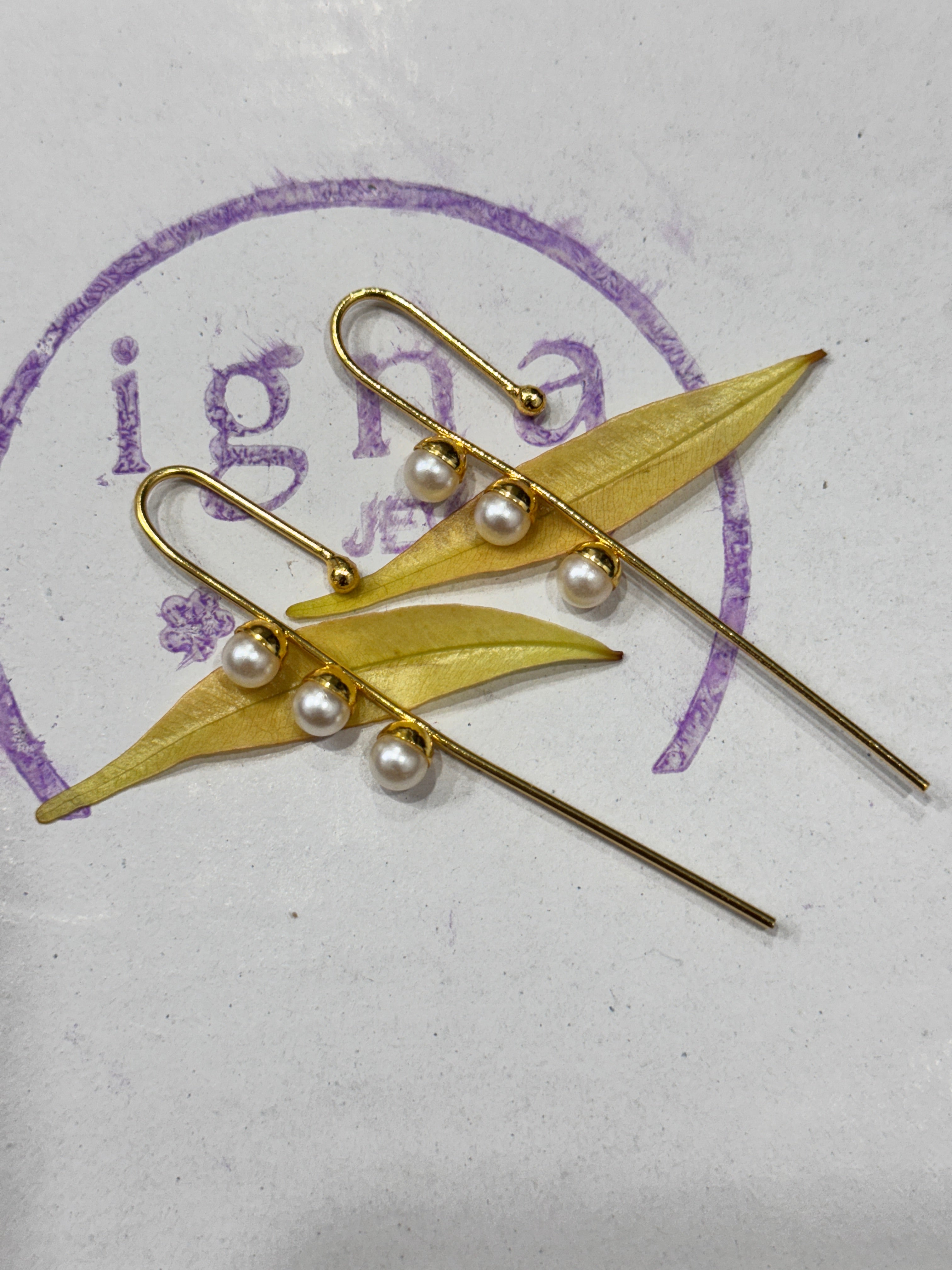 MEG - GOLDEN TRI PEARLS EAR CUFFS