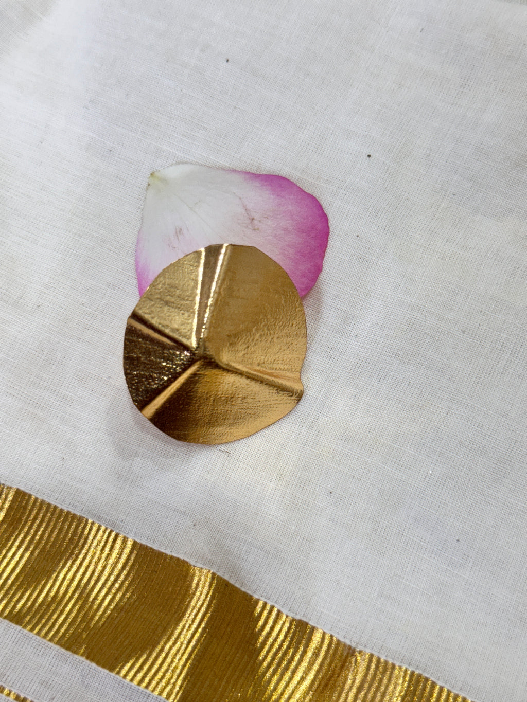 ARSU- MATT GOLD WRINKLED CIRCLE RING