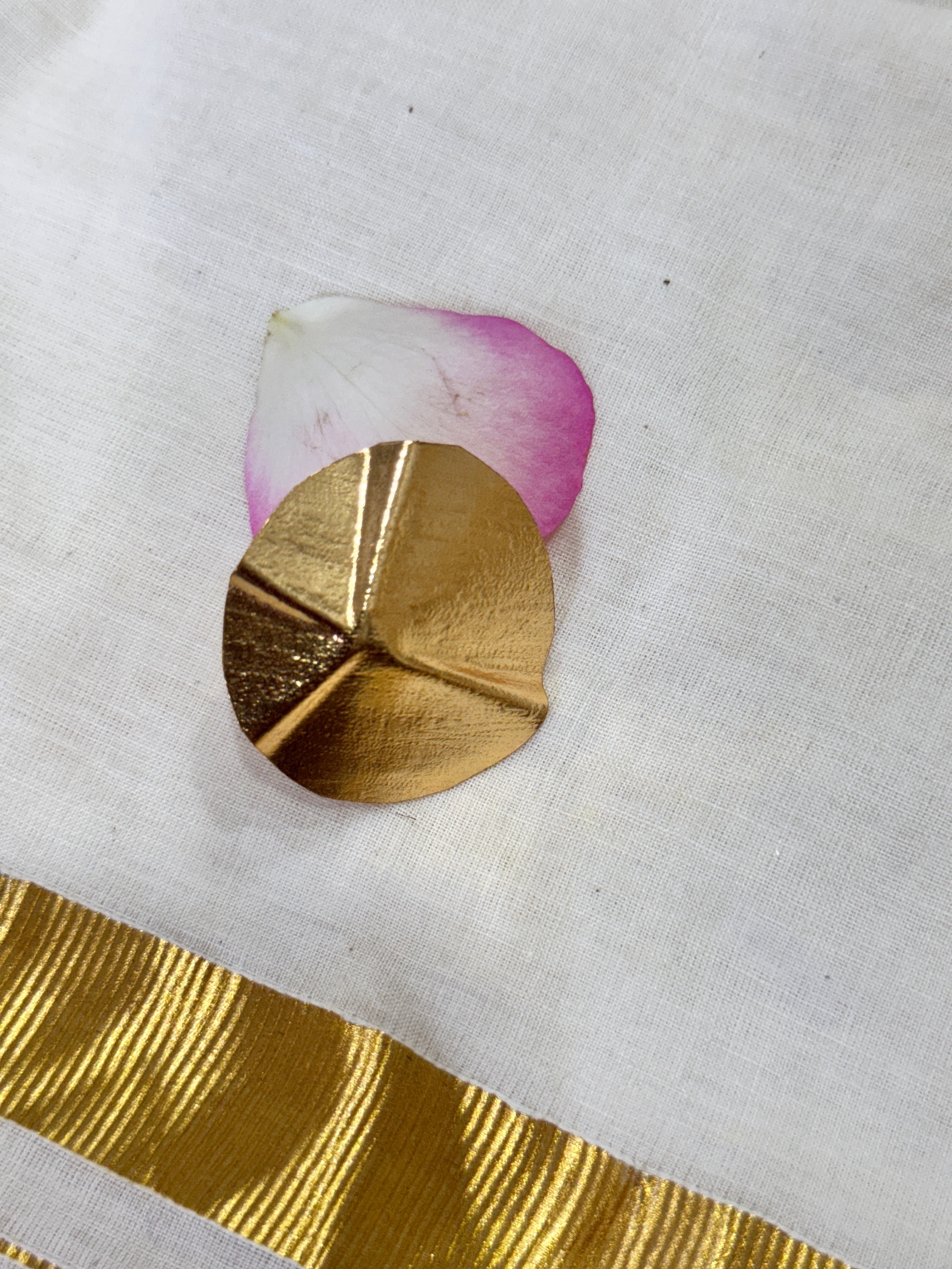 ARSU- MATT GOLD WRINKLED CIRCLE RING