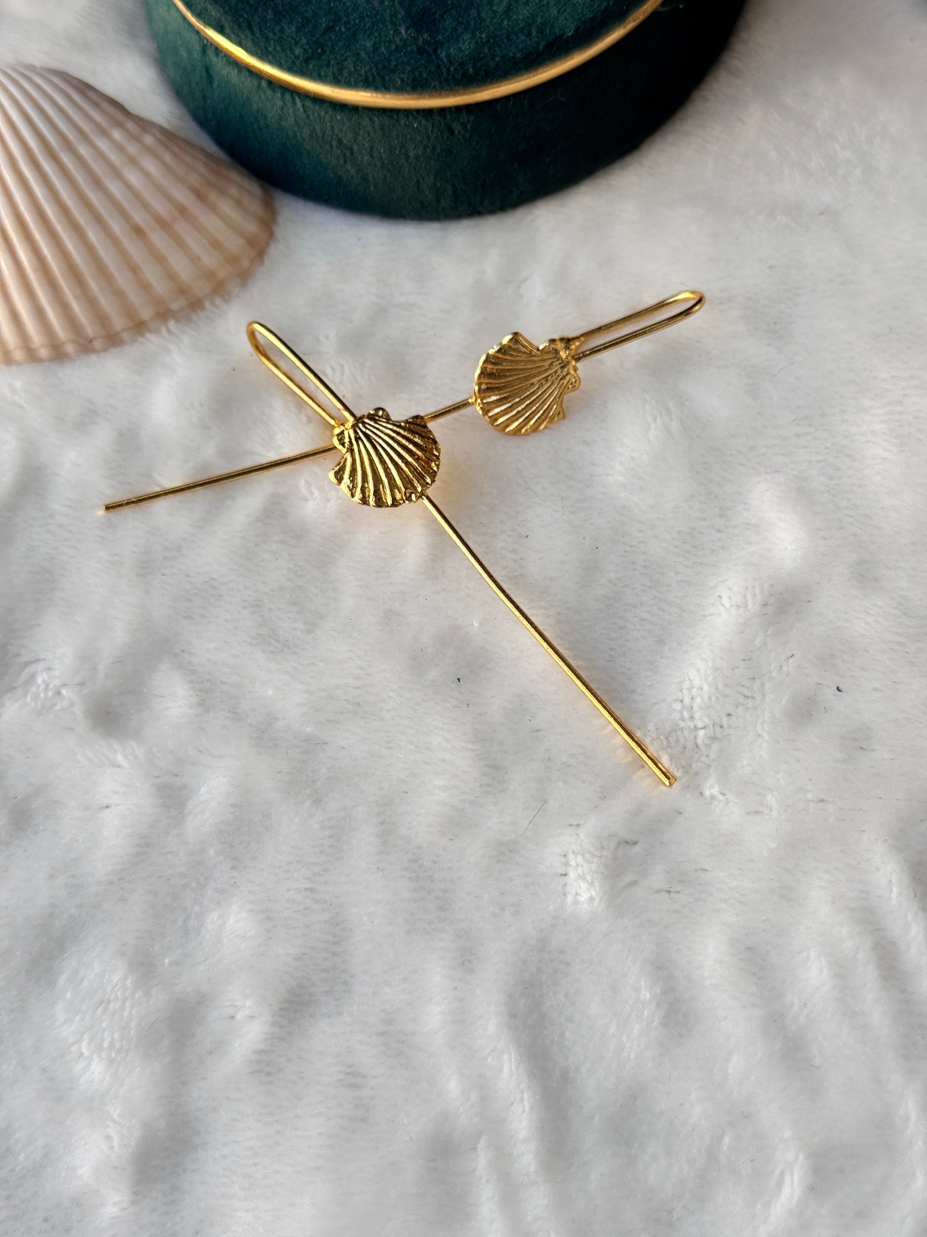 MELANY- GOLDEN DUAL DOWNWARD SHELL EARCUFFS