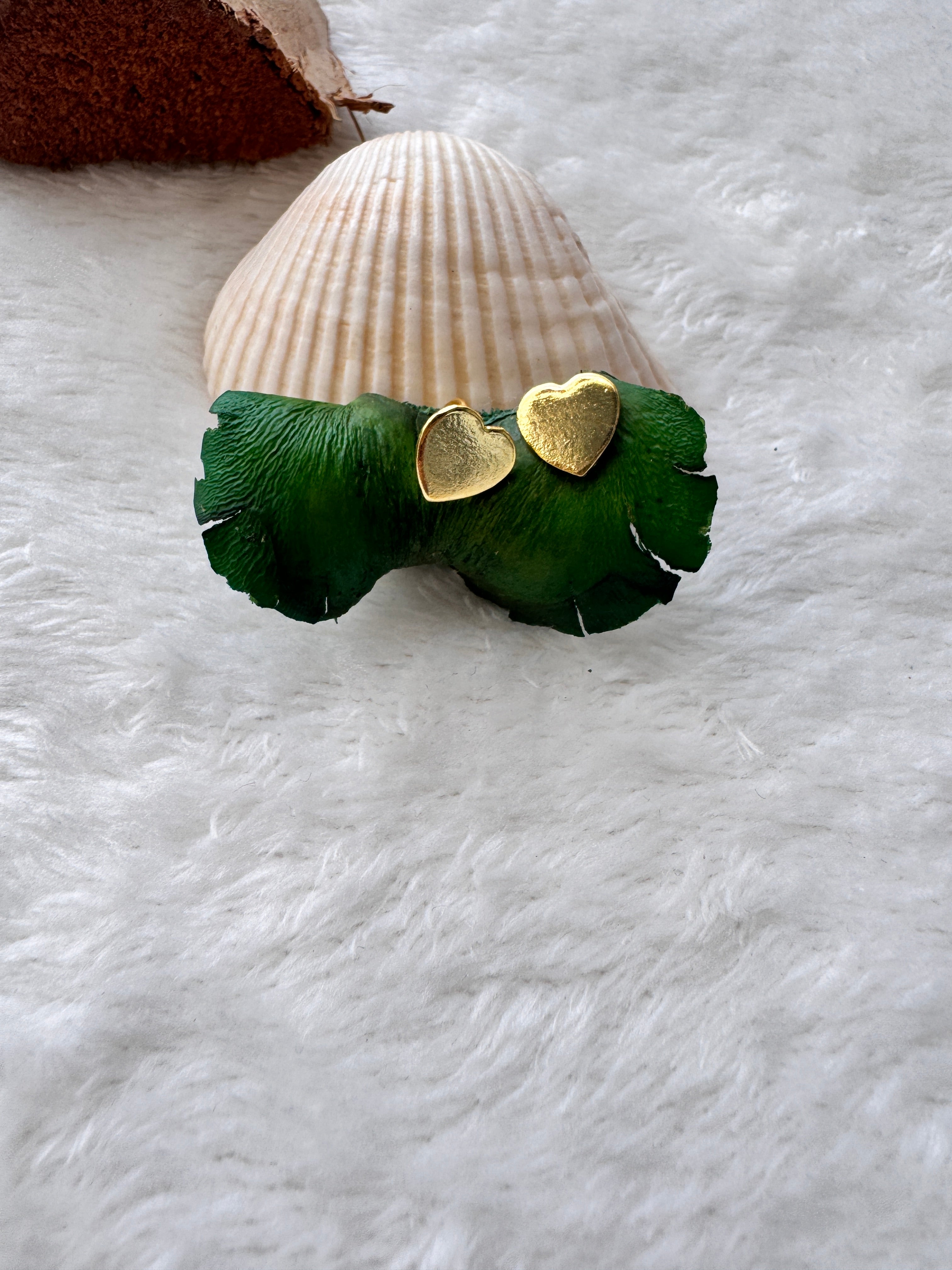 AMORA - HEART BARBELL KIND SMALL GOLDEN EARRINGS