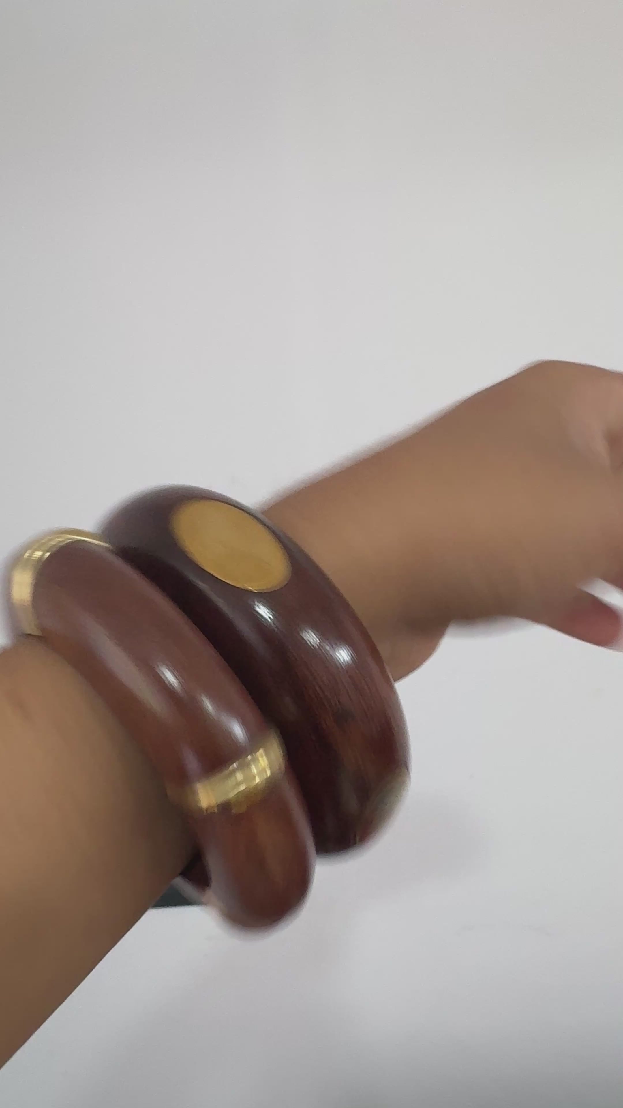 SHIMI - WOODEN BANGLE WITH GOLDEN SEMI RINGS